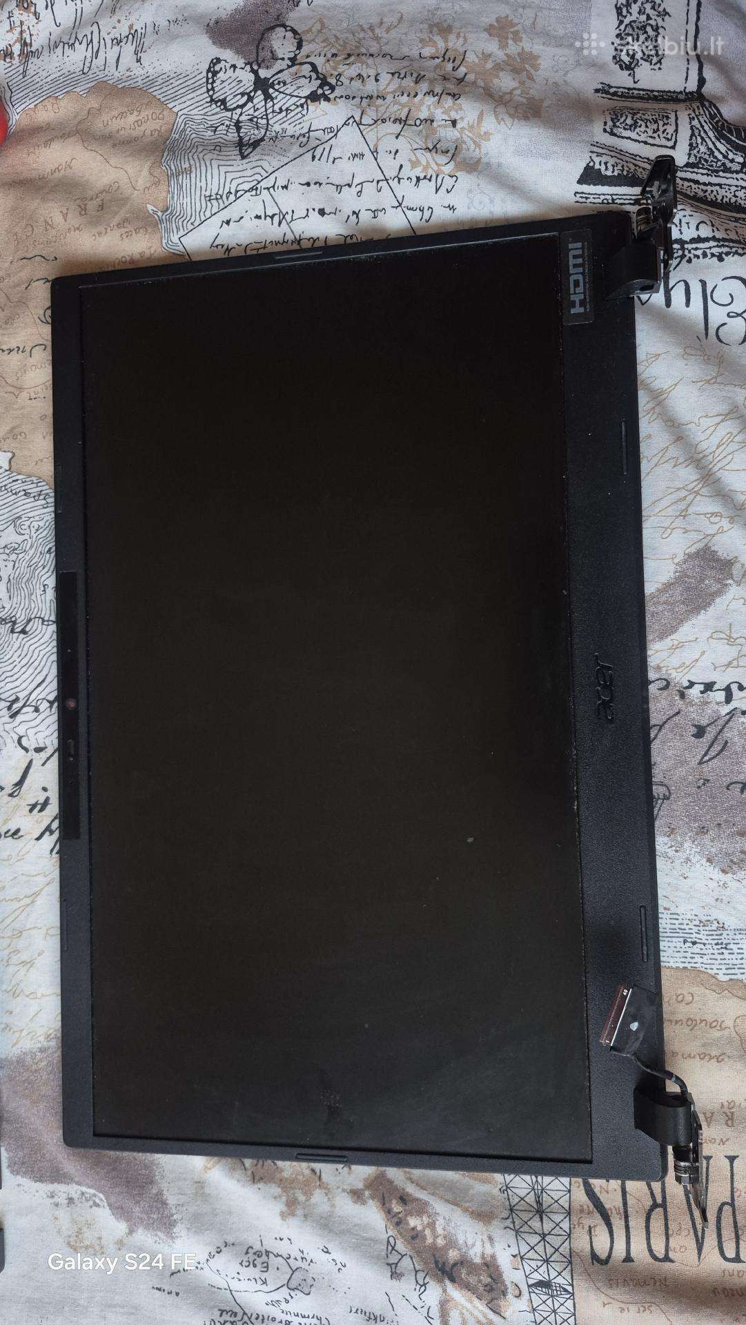 Ekranas su dangčiu ir vyriais Acer Travelmate P215
