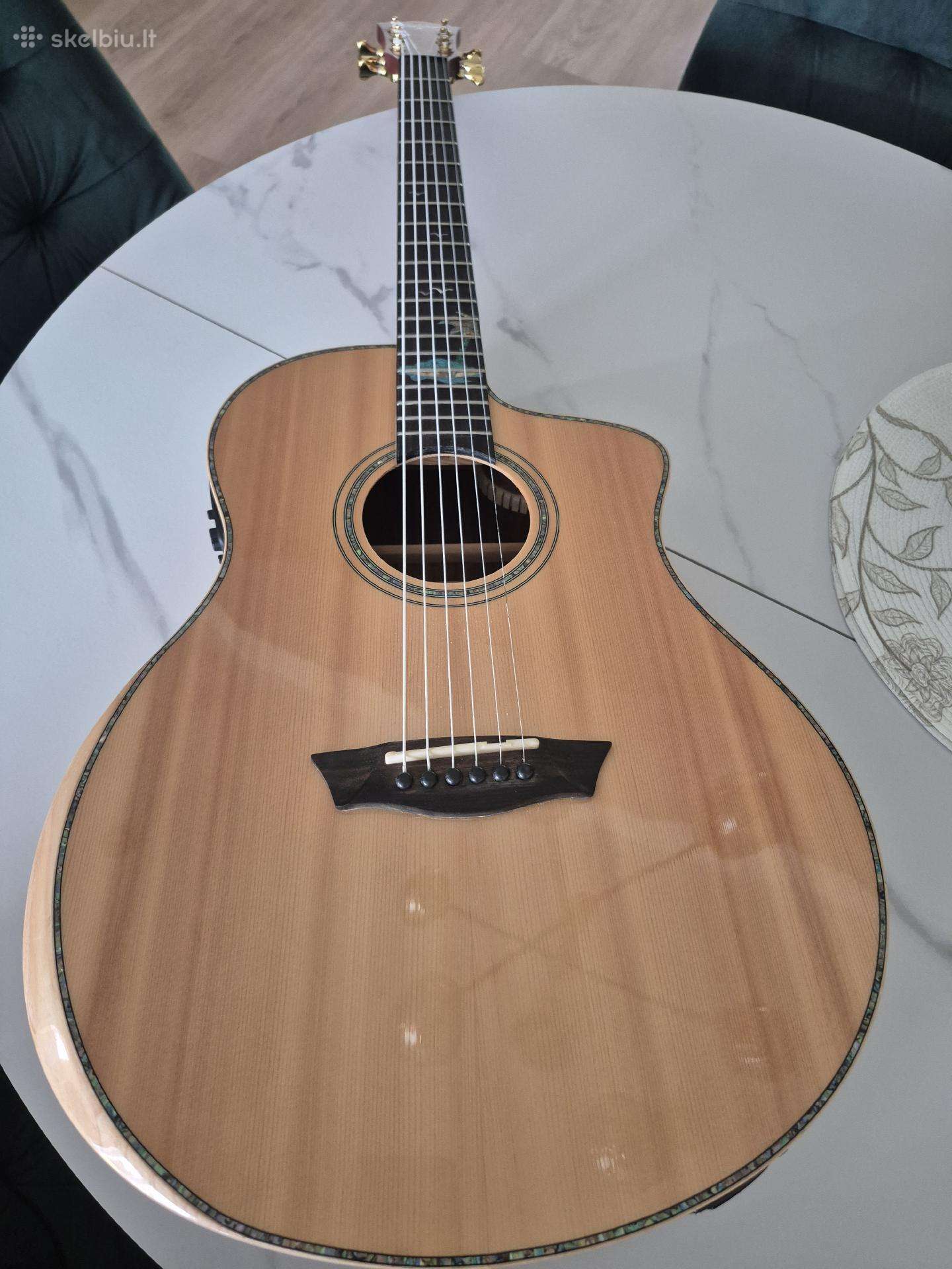 Akustine gitara Su tone wood amp.