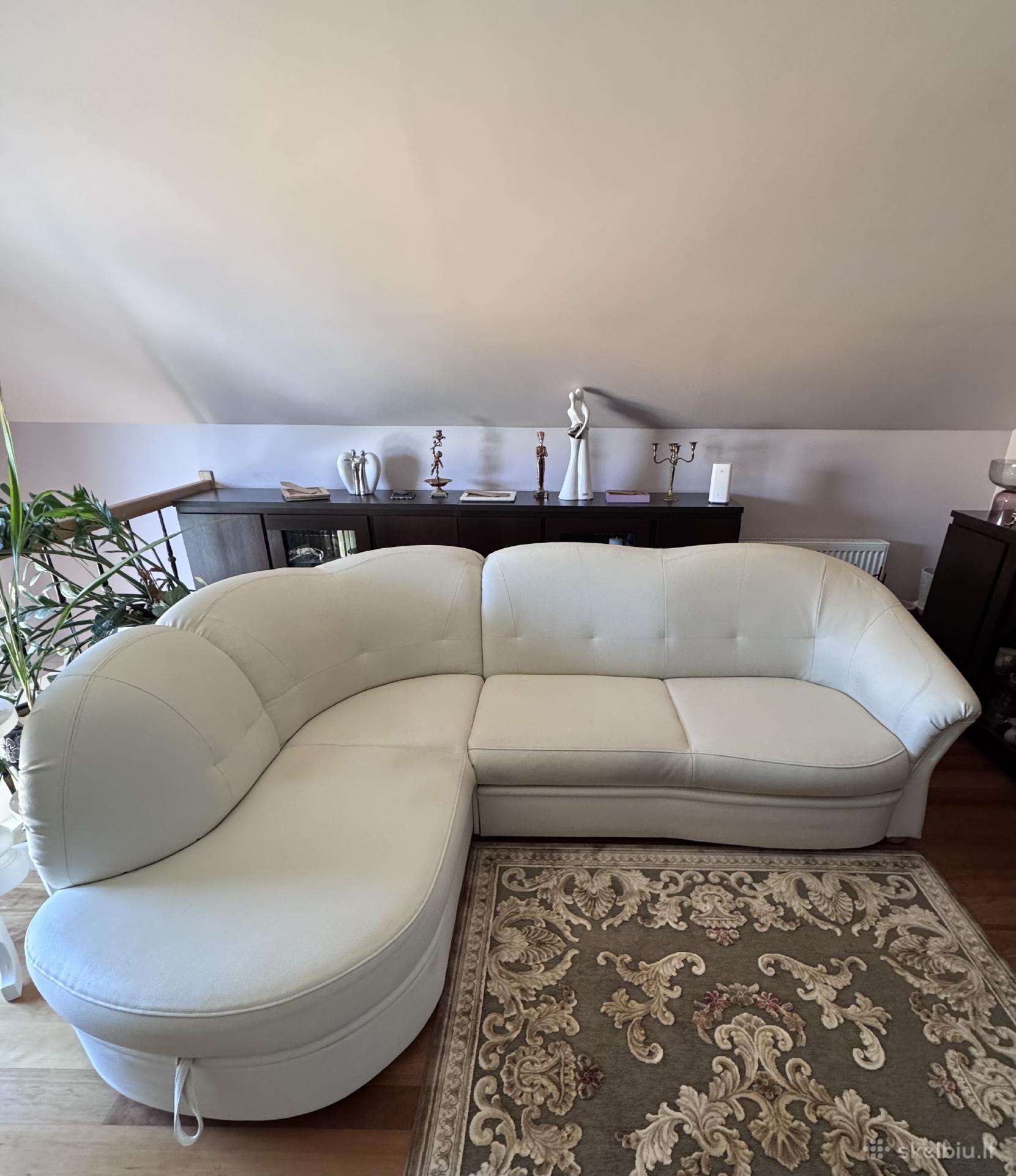 Balta kampinė sofa-lova