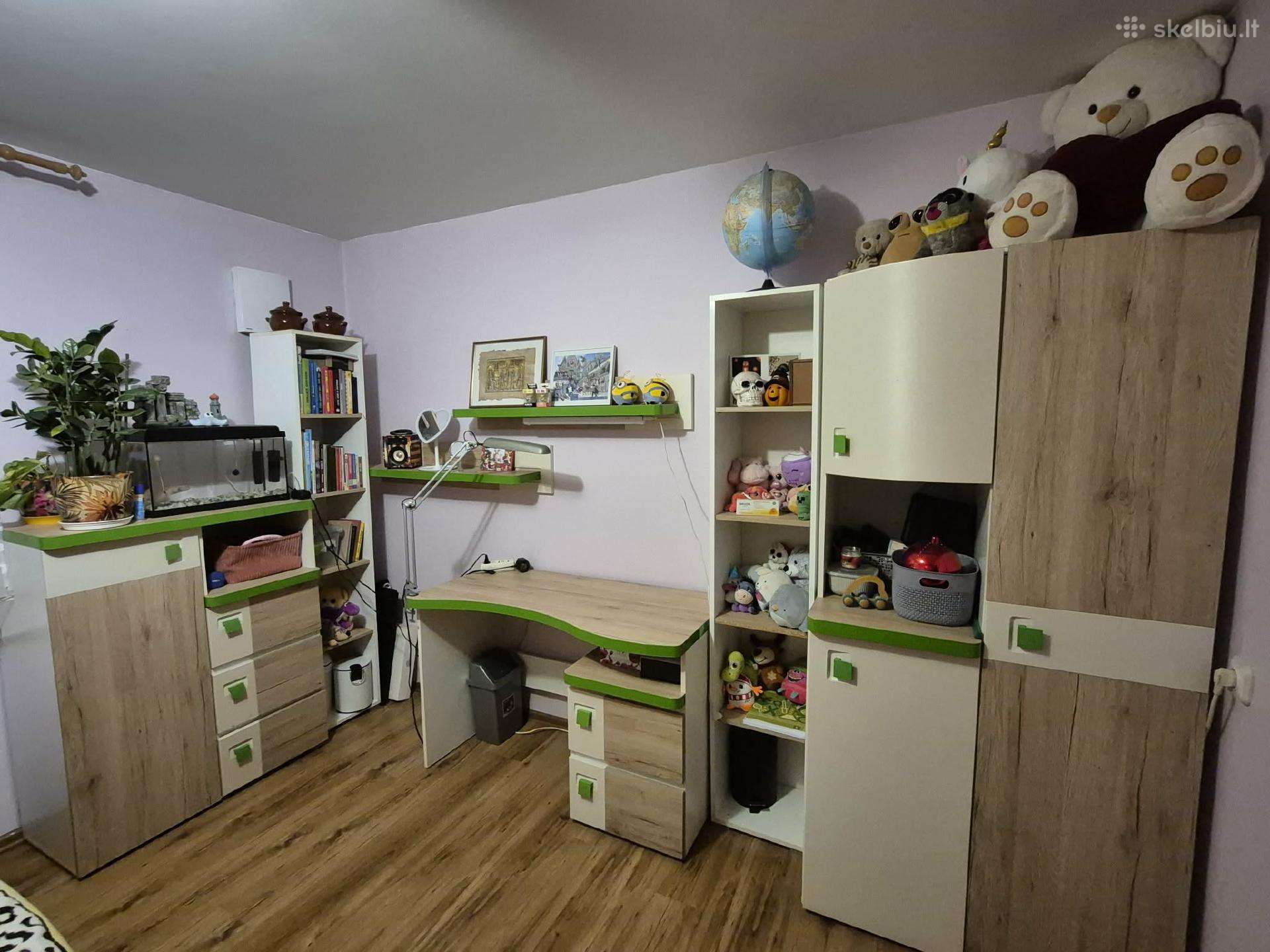 Parduodamas tvarkingas baldų komplektas