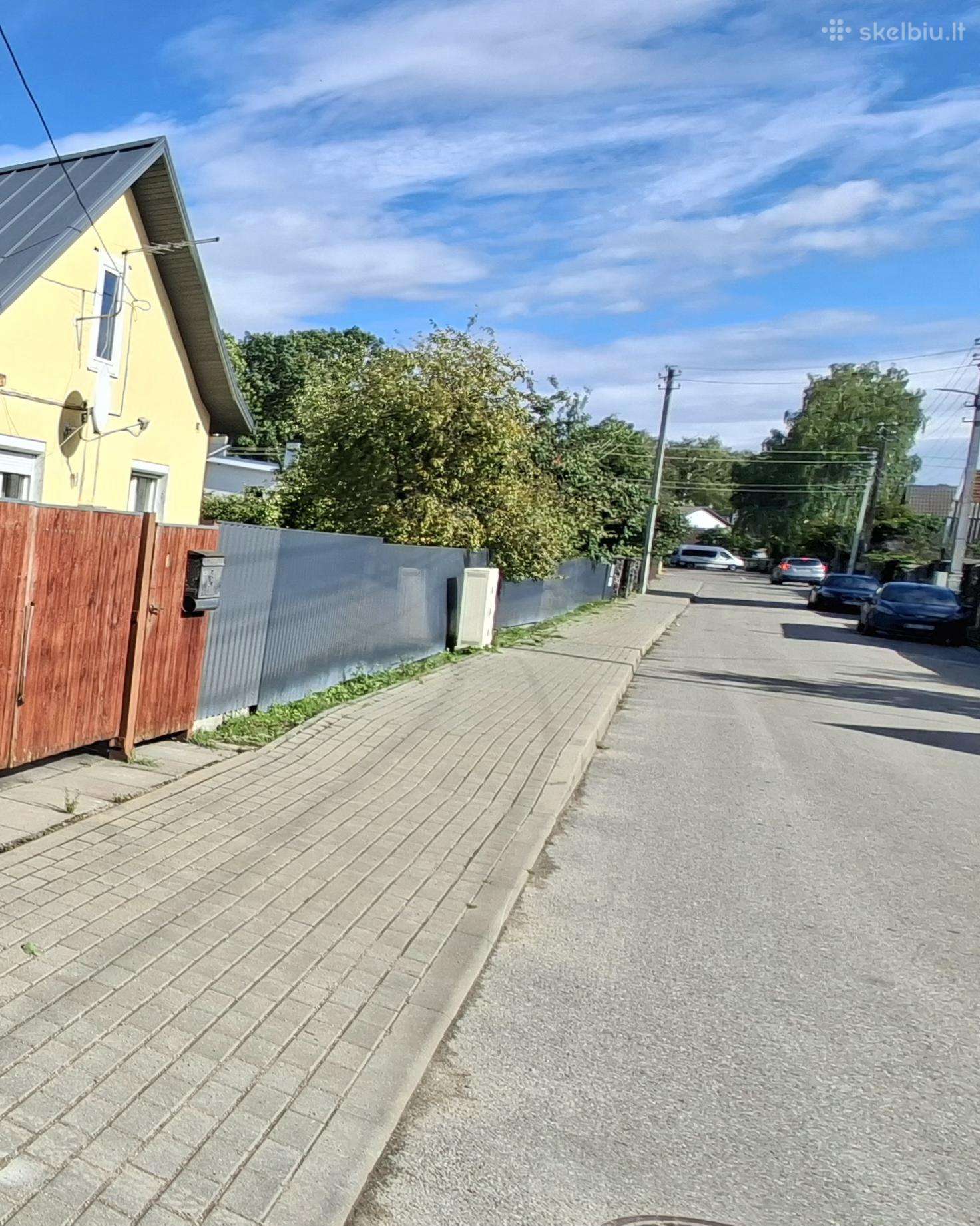 Parduodamas jaukus butas su nuosavu kiemu