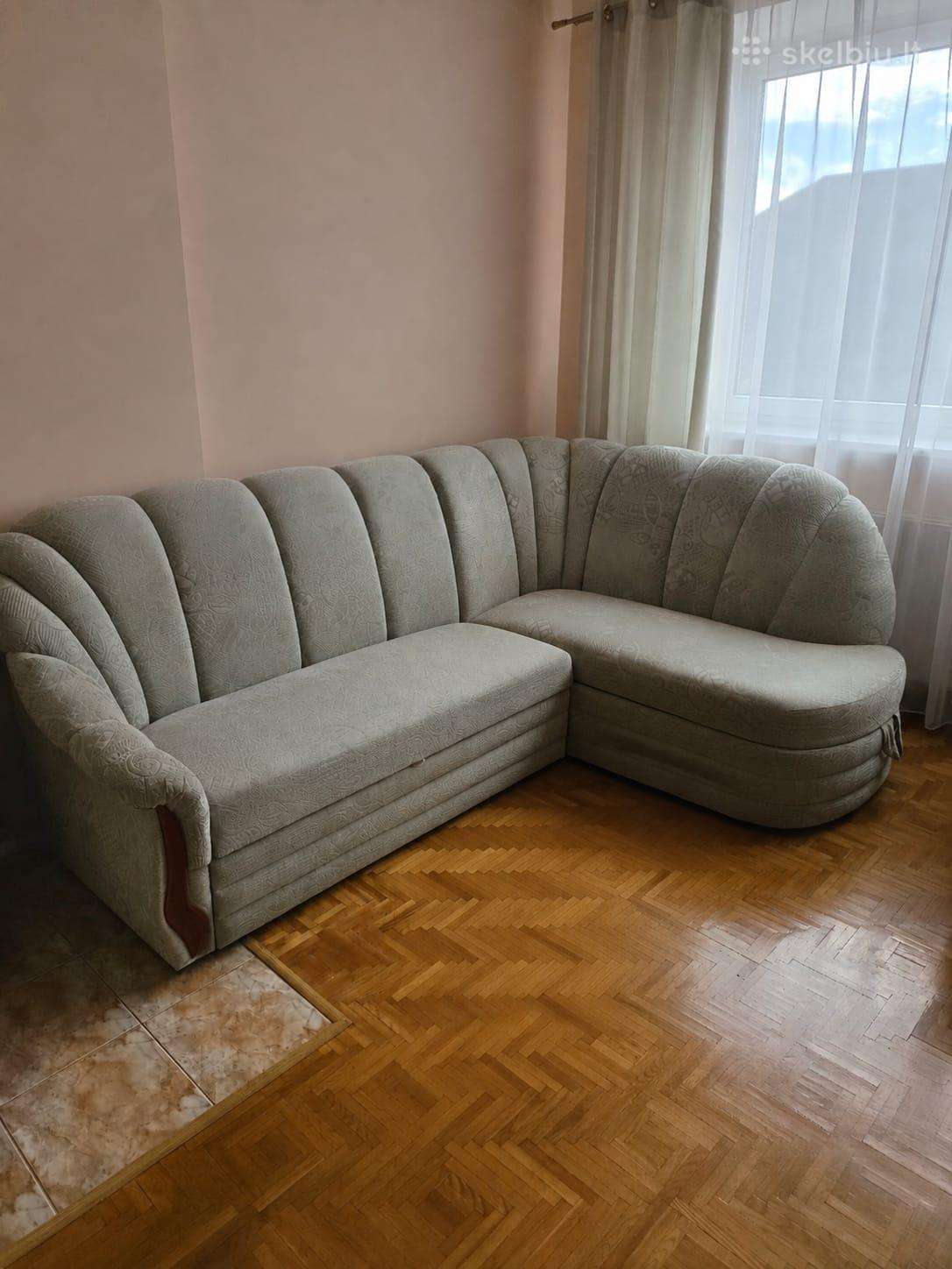 Kampas su miegamaja funkcija ir patalynės dėže