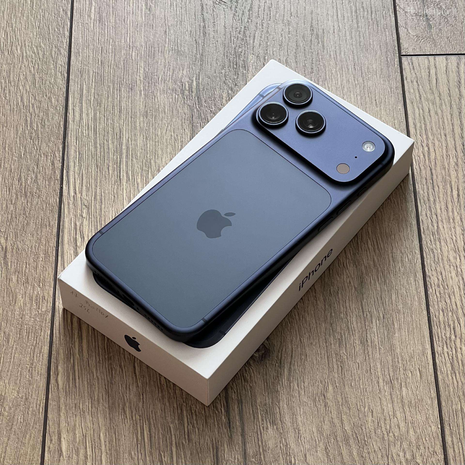 iPhone 17 Pro Max / 256gb / Deep Blue