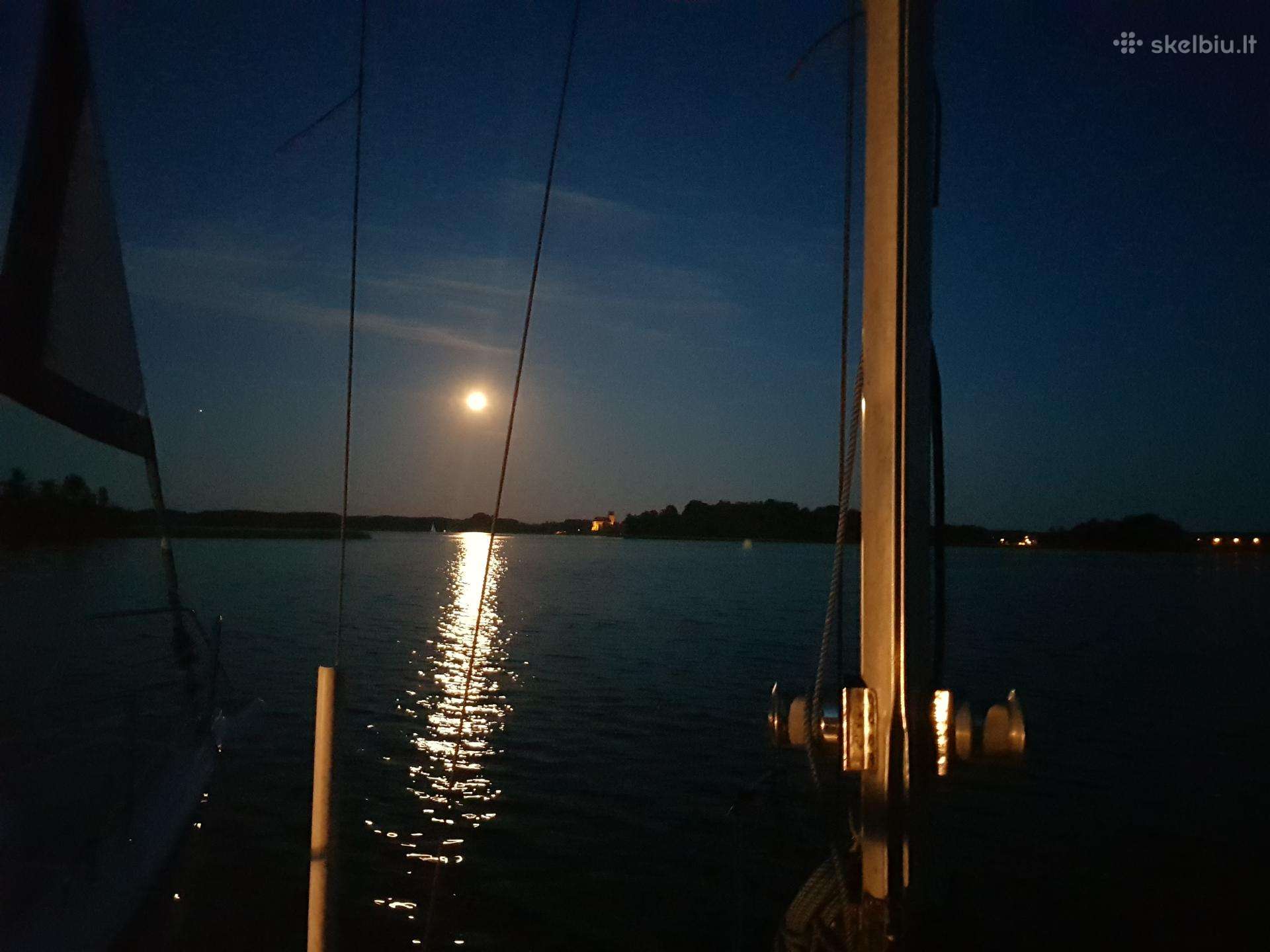 Kylinė jachta minitoner