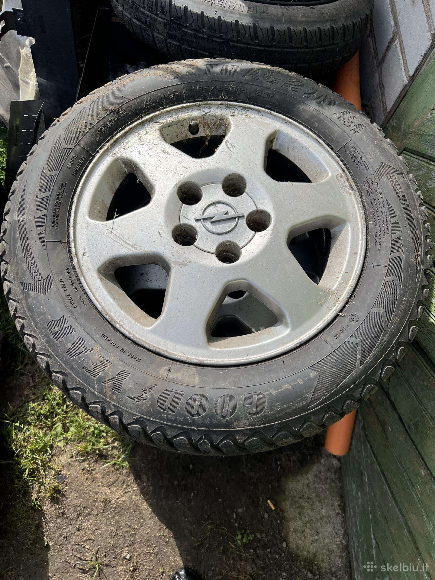 Opel ratlankiai su geromis žieminėmis padangomis.