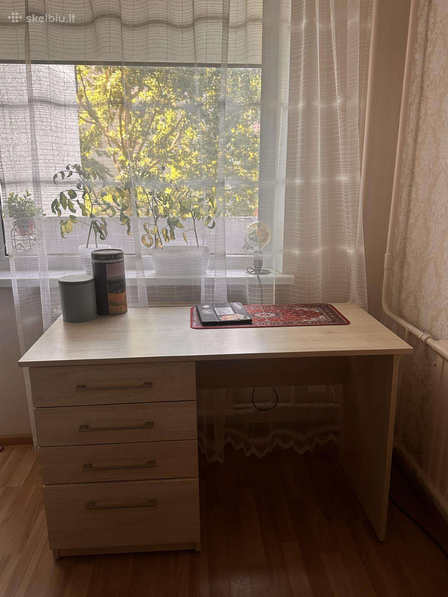 Rašomasis stalas, turi truputį nusidėvėjimo žymių