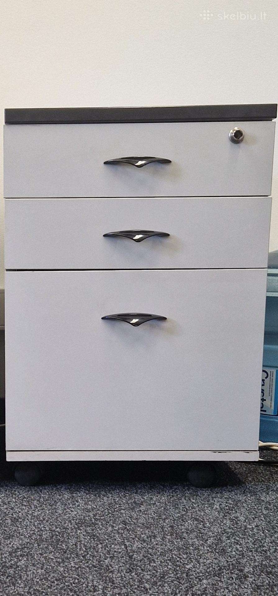 Šviesus naudotas biuro komplektas ir odinė sofa