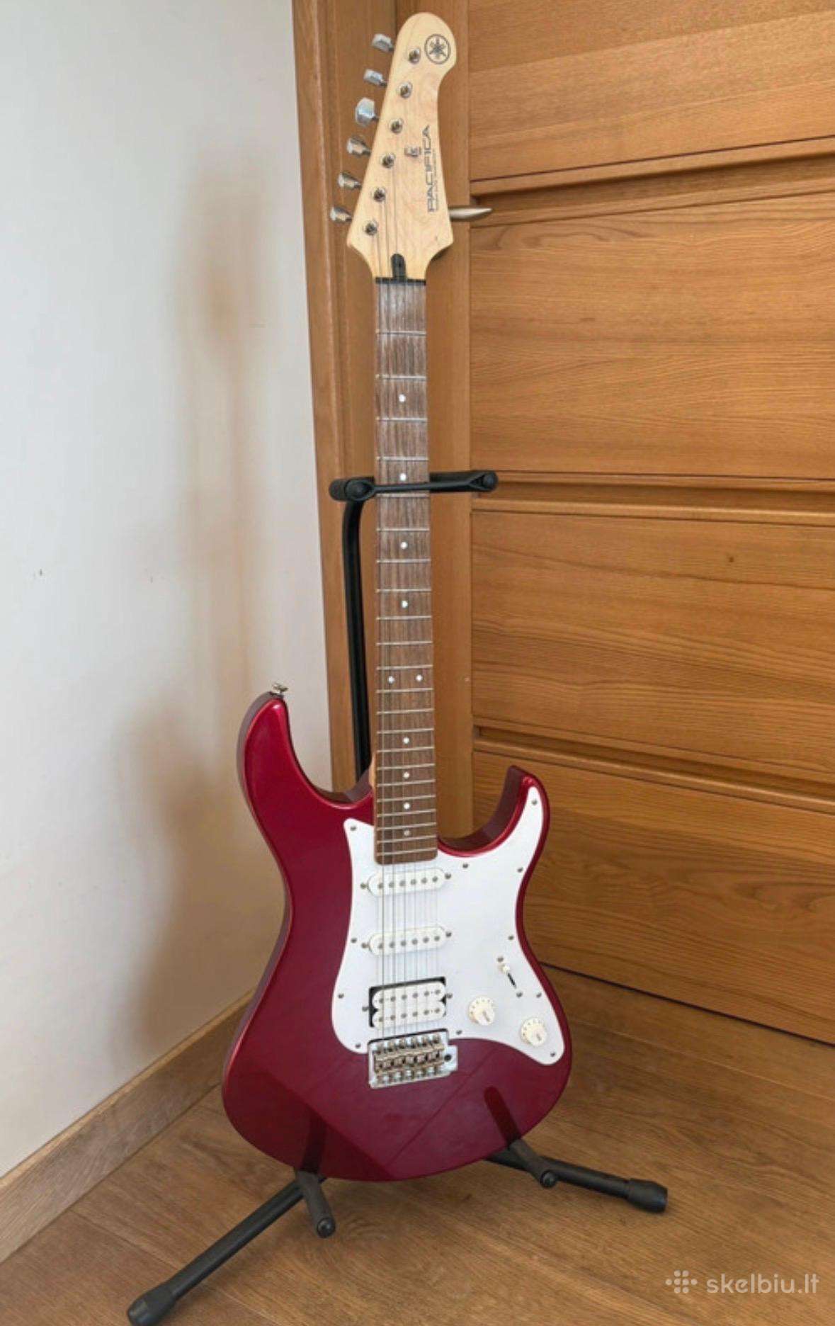 Yamaha Pacifica Pa112j Rm su dėklu