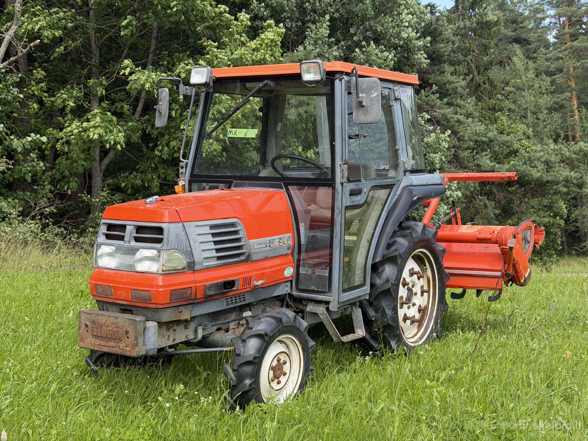 Traktorius Kubota Gl240 su kabina (23.7 Ag)