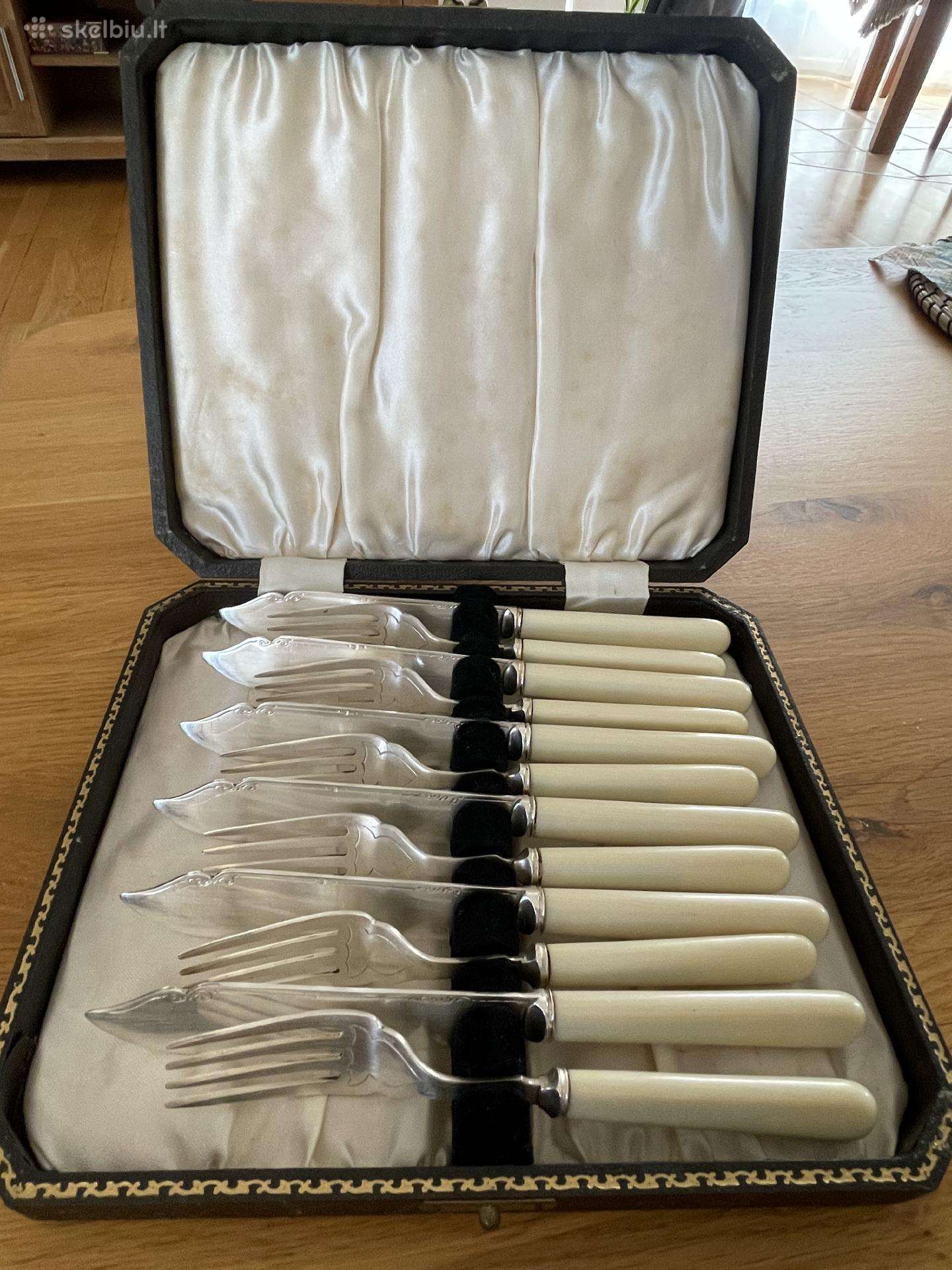Vintažinis žuvies įrankių rinkinys.