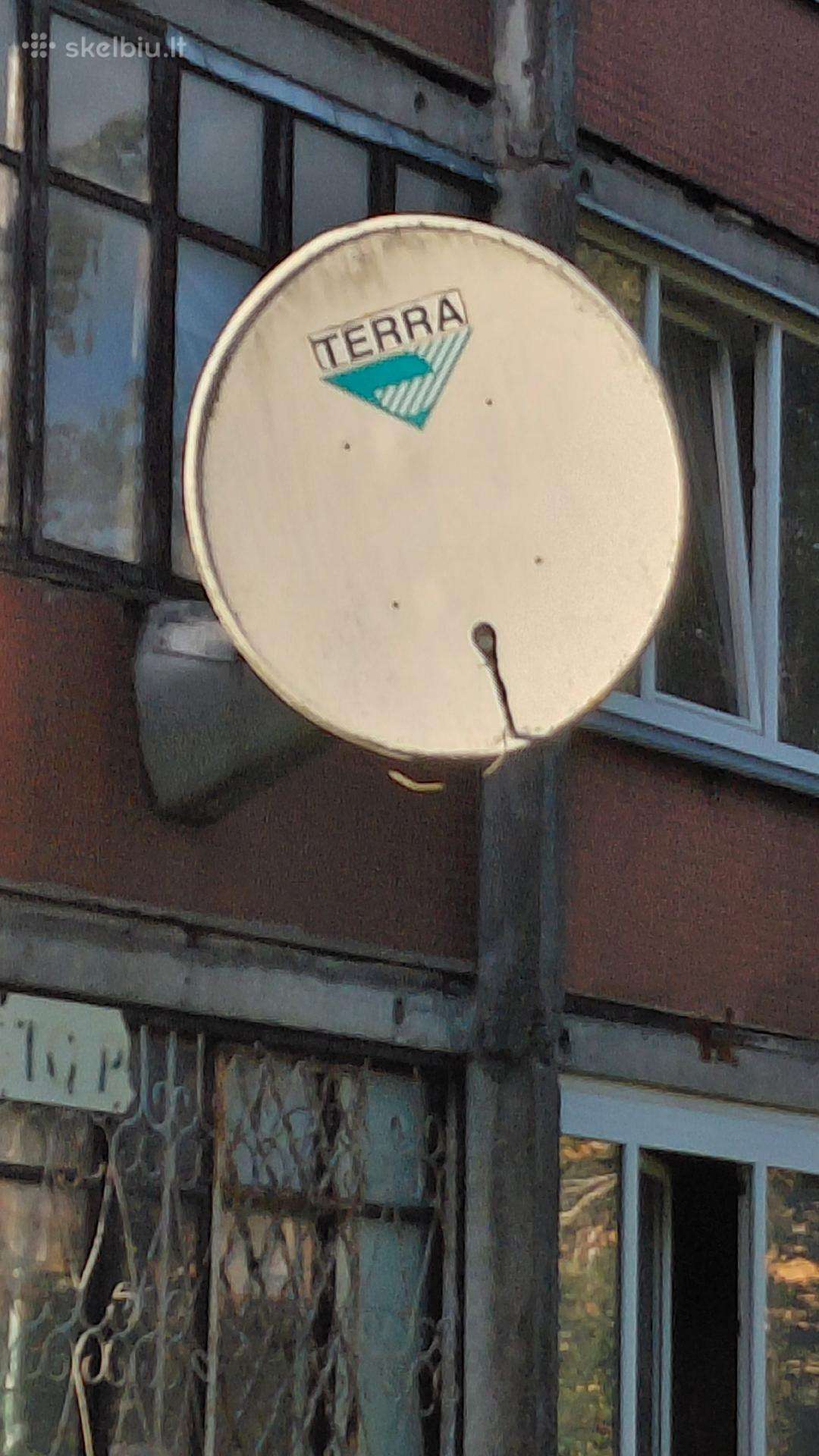 Palydovinė ofsetinė antena su rotaciniu varikliu
