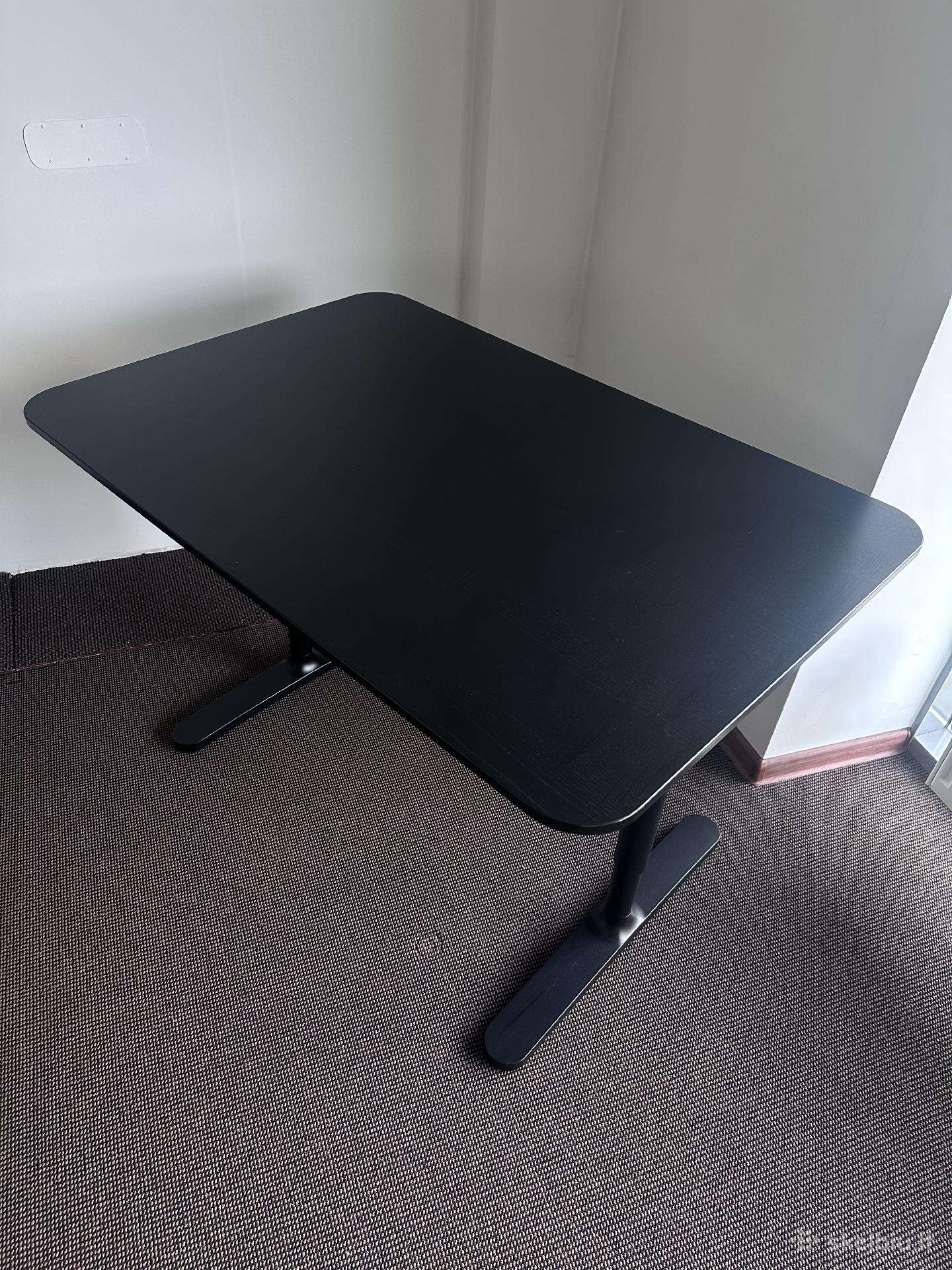 Ikea Bekant juodas rašomasis stalas