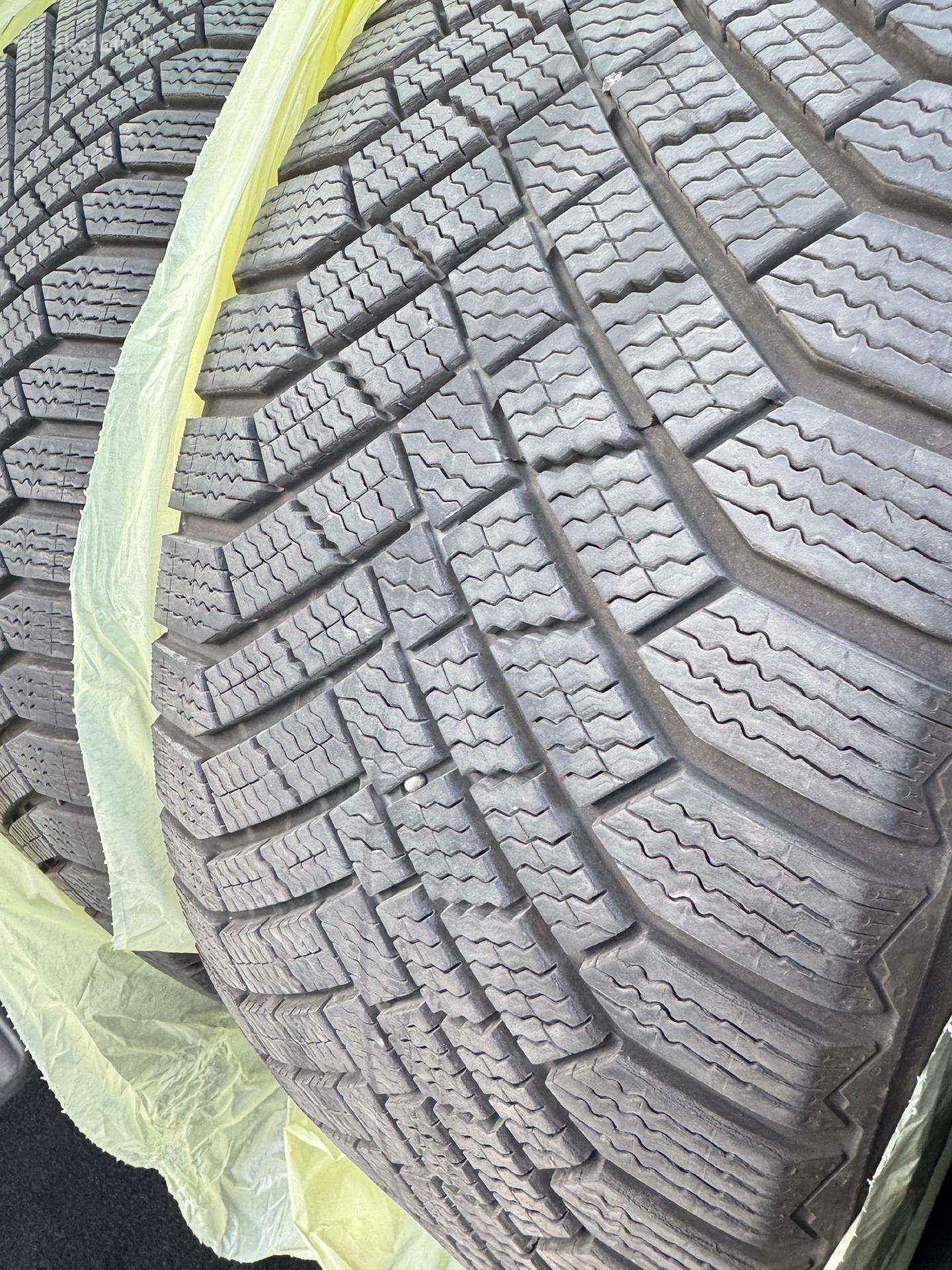 Continental Vikingcontact 8 245/45 R19 102t