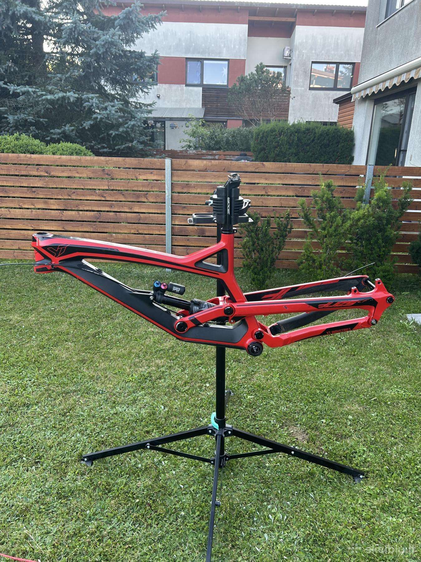 Downhill dviračio rėmas ir amortizatorius