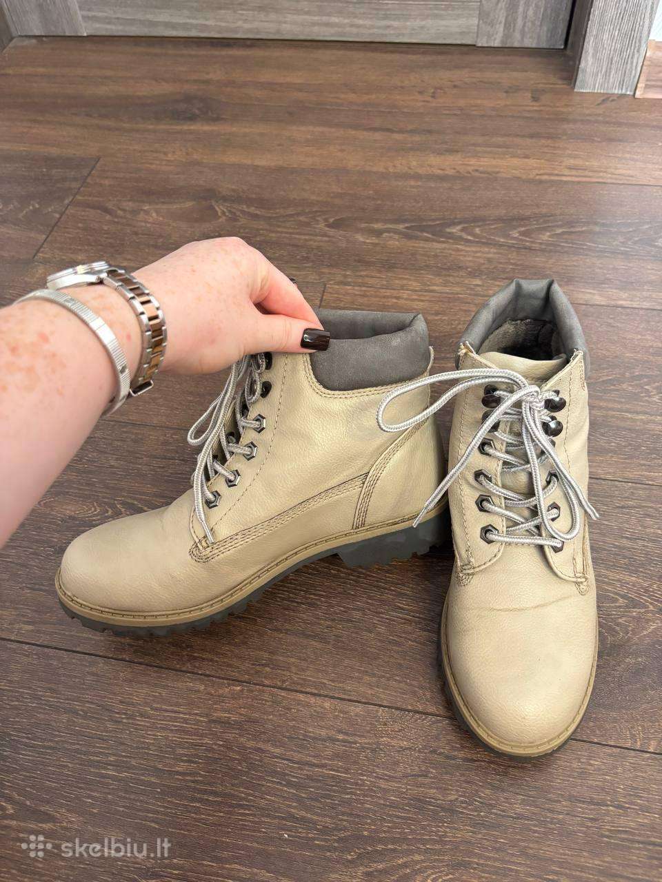 Smėlio spalvos „timberland“ stiliaus batai