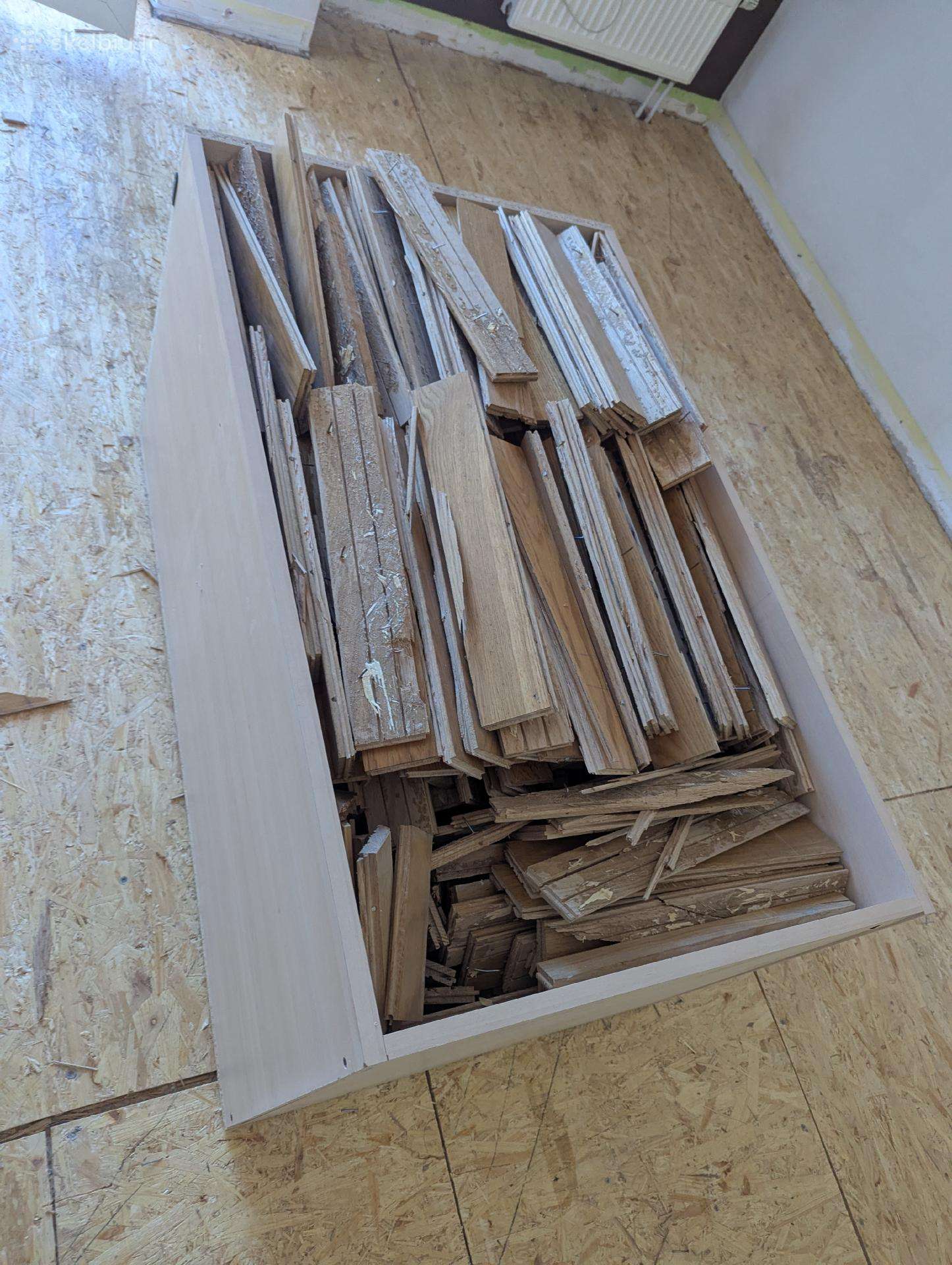Išardutas ąžuolo parketas, gal kūrenimui