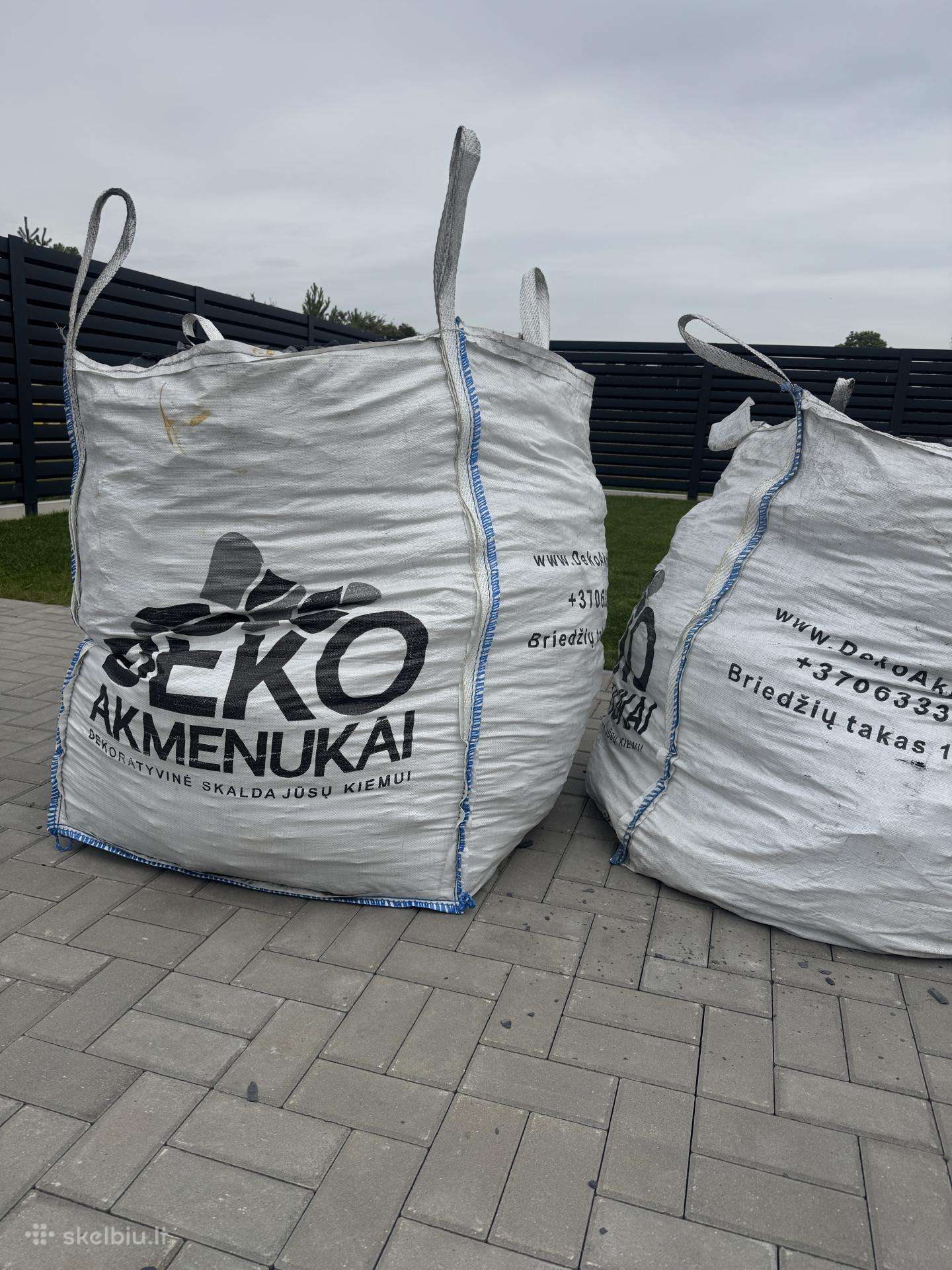 Juodas skalunas akmenukai