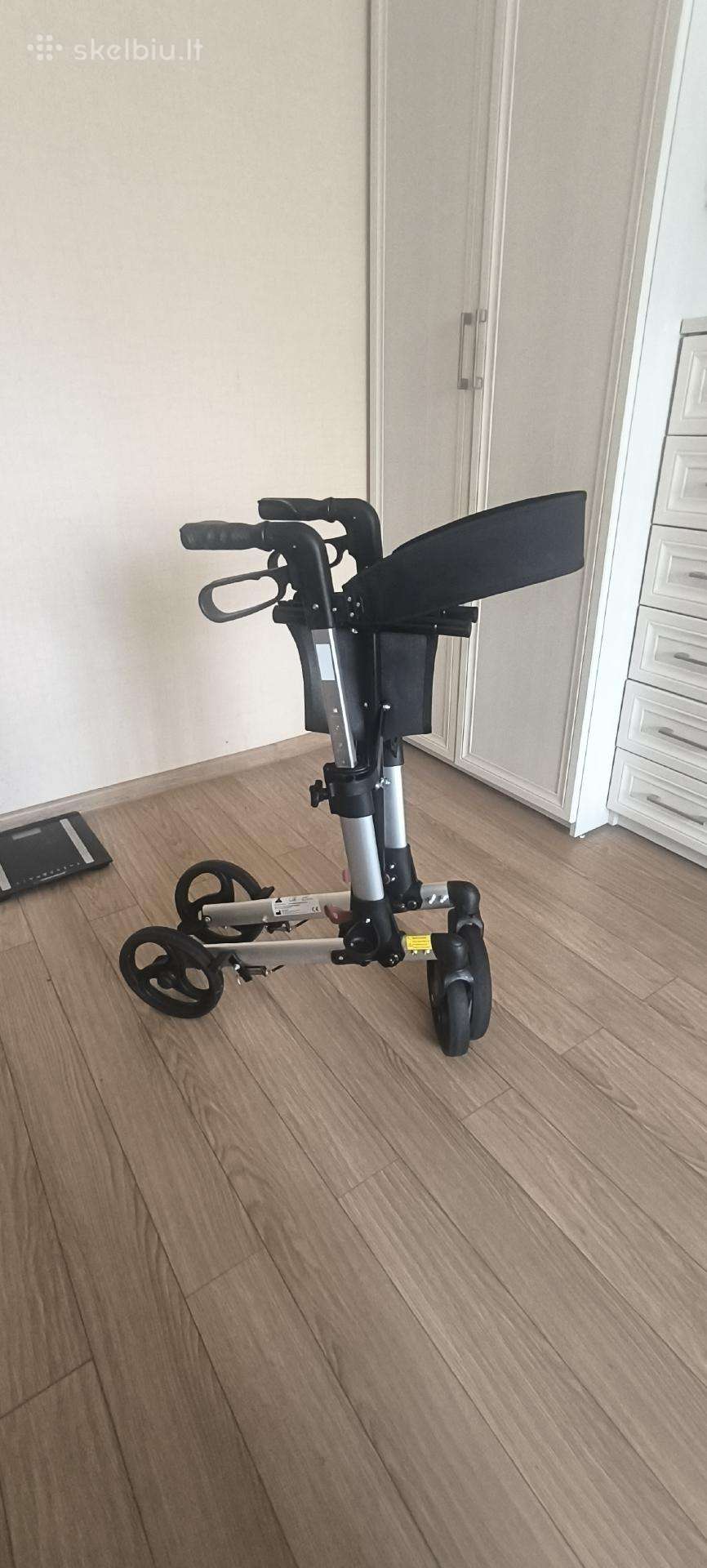 Lauko vaikštynė su 4 ratukais