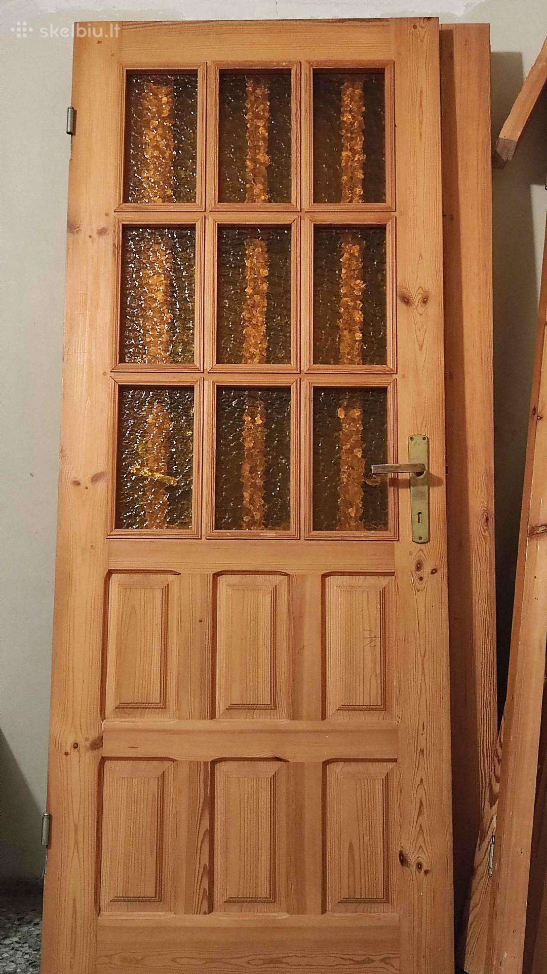 Medinės durys
