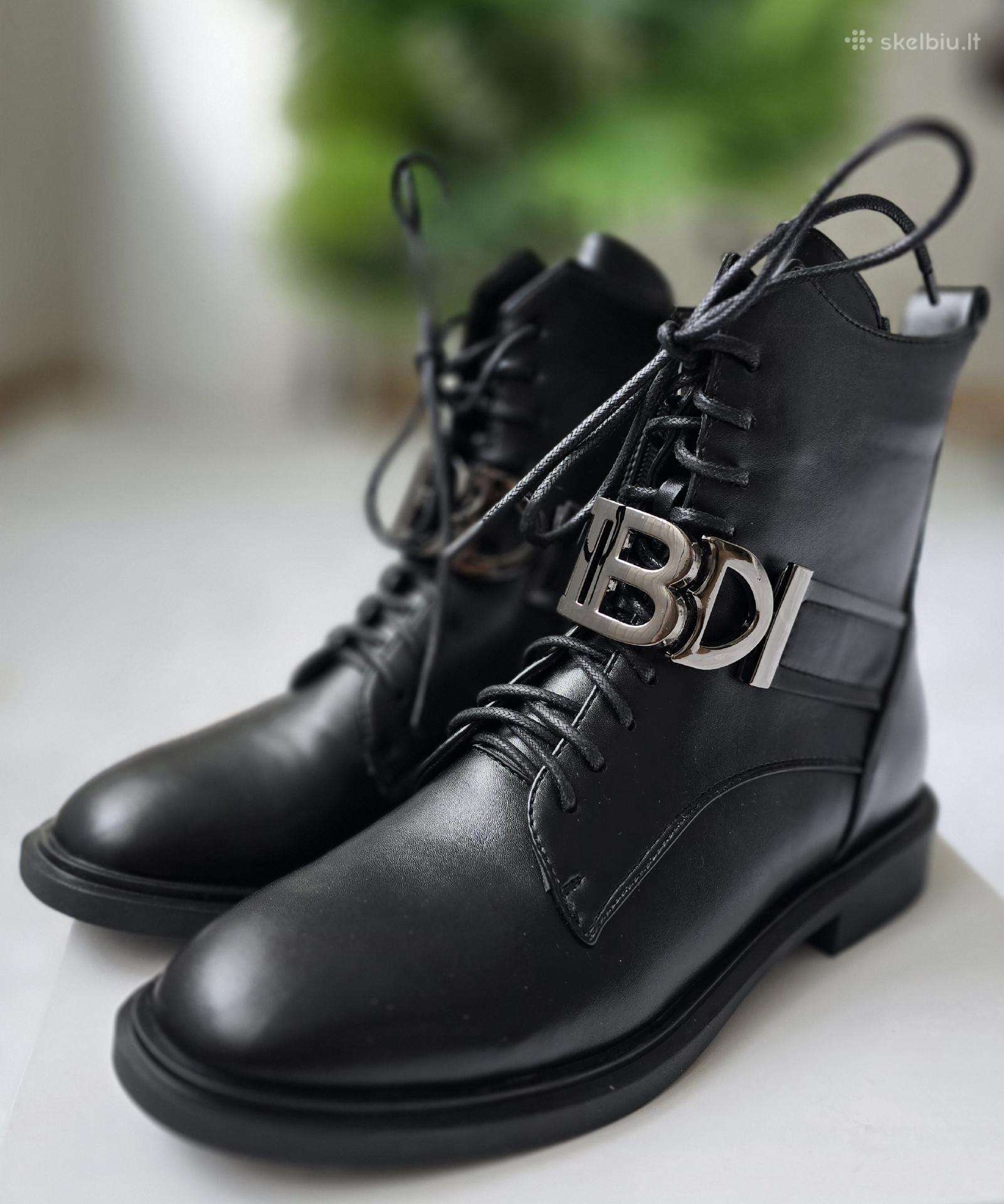Juodi batai su dekoratyvine sagtimi