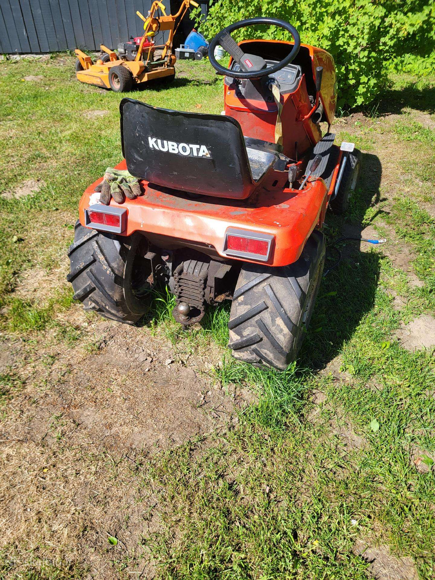 Kubota sodo traktoriukas žoliapjove dalimis