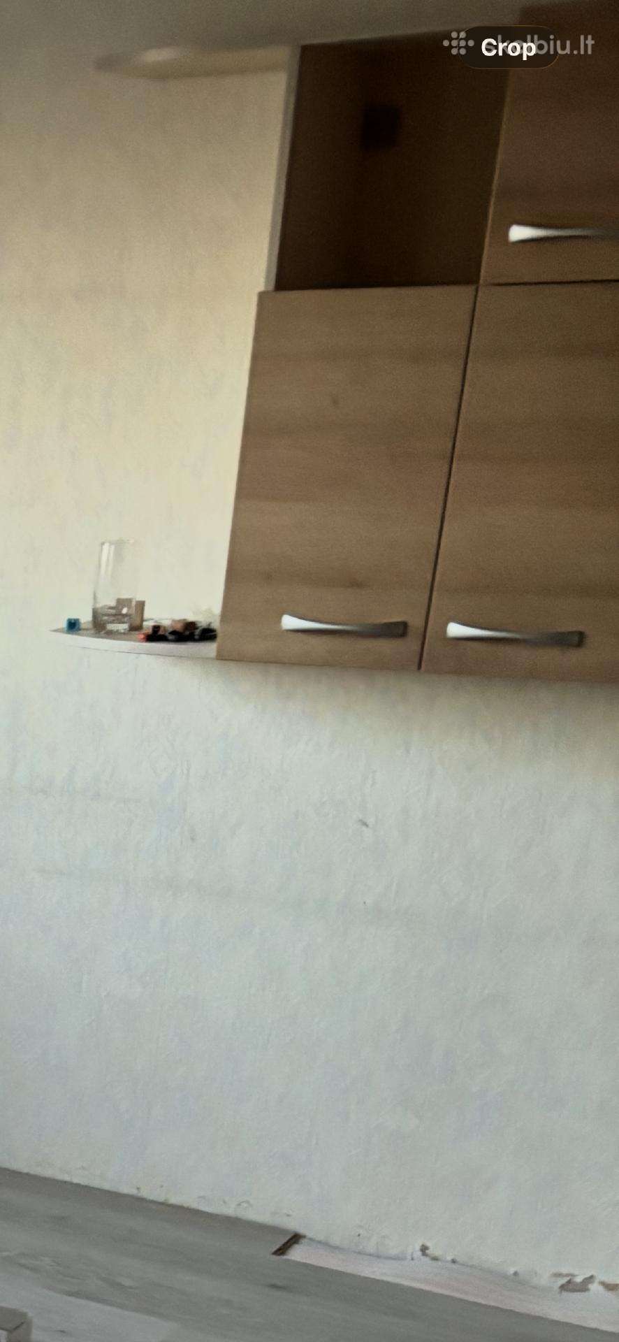 Pakabinama medžio imitacijos spintelė su lentyna