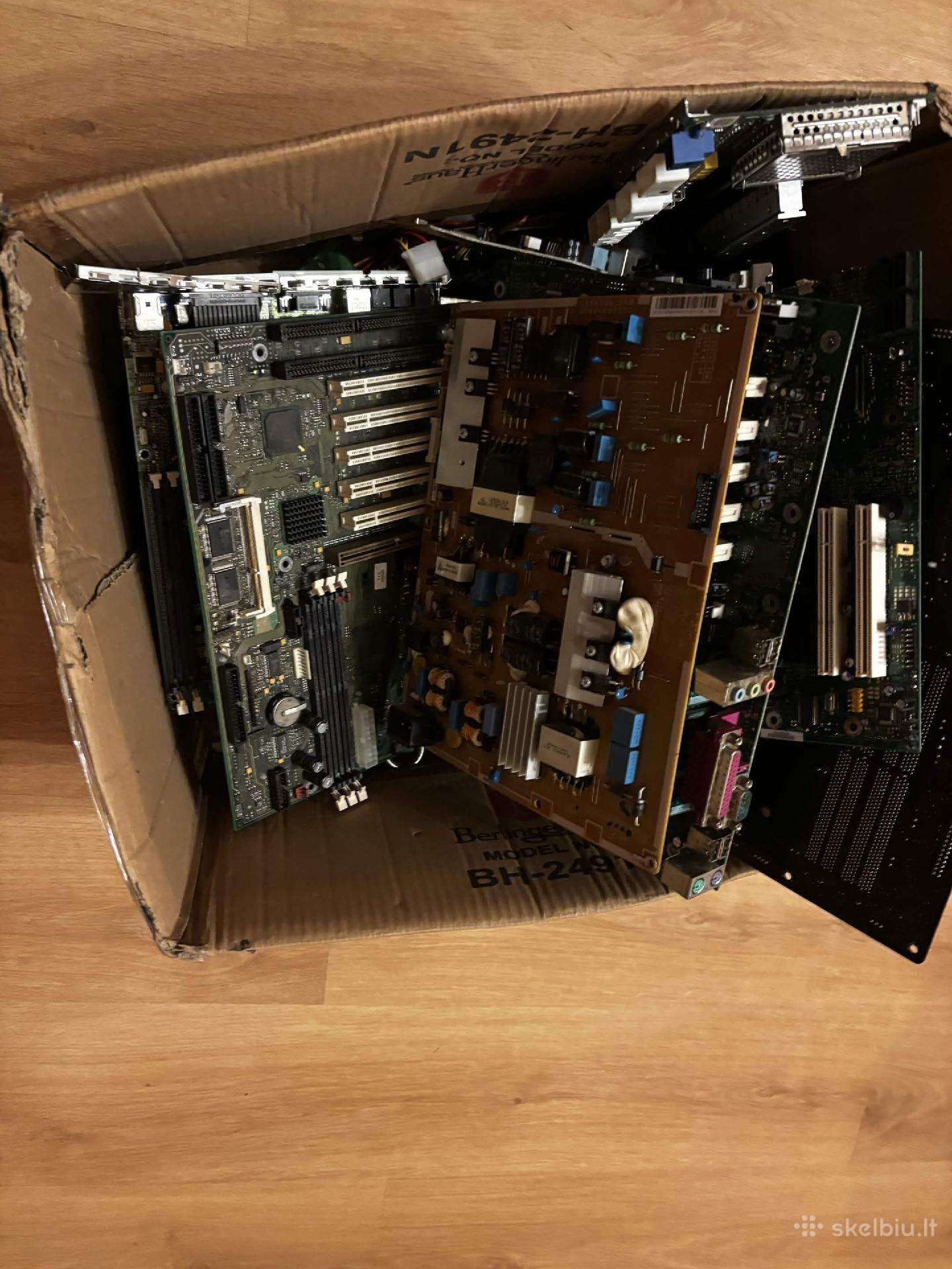 Sena kompiuterinė technika (laužas, detalės)