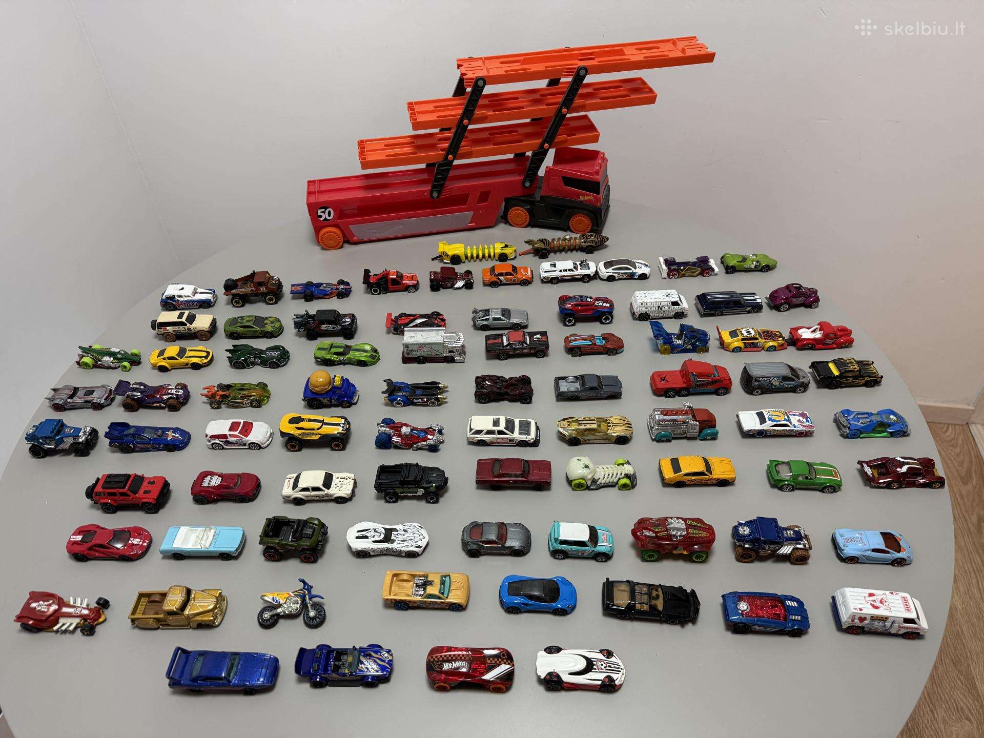 Parduodama 81 hotwheels mašinytės ir autovežis