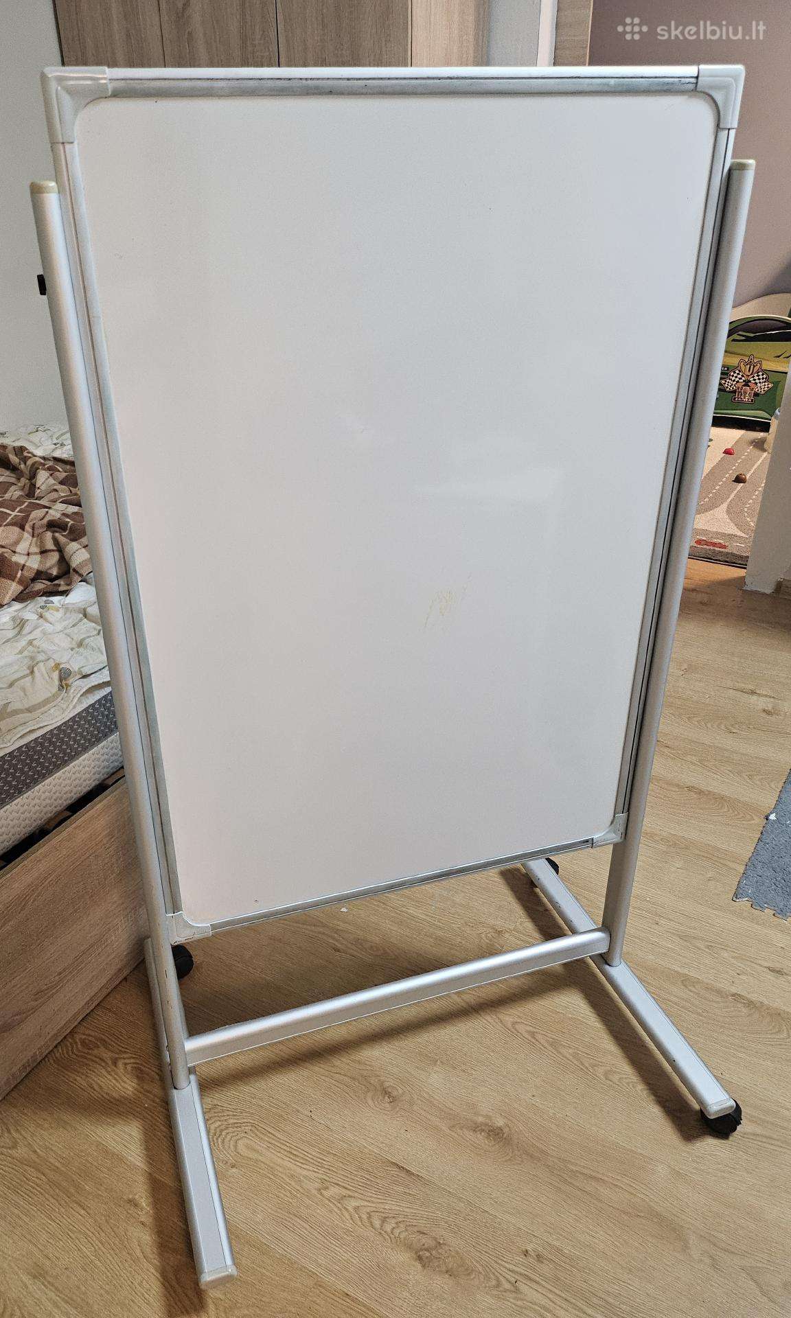 Mobili magnetinė lenta su ratukais.