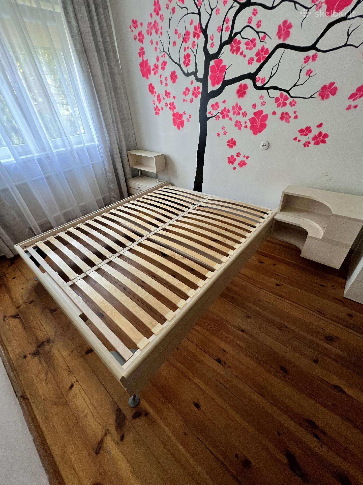 Miegamojo lova dvigulė su grotelėmis