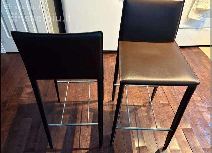 Keturių rudų baro kėdžių komplektas.