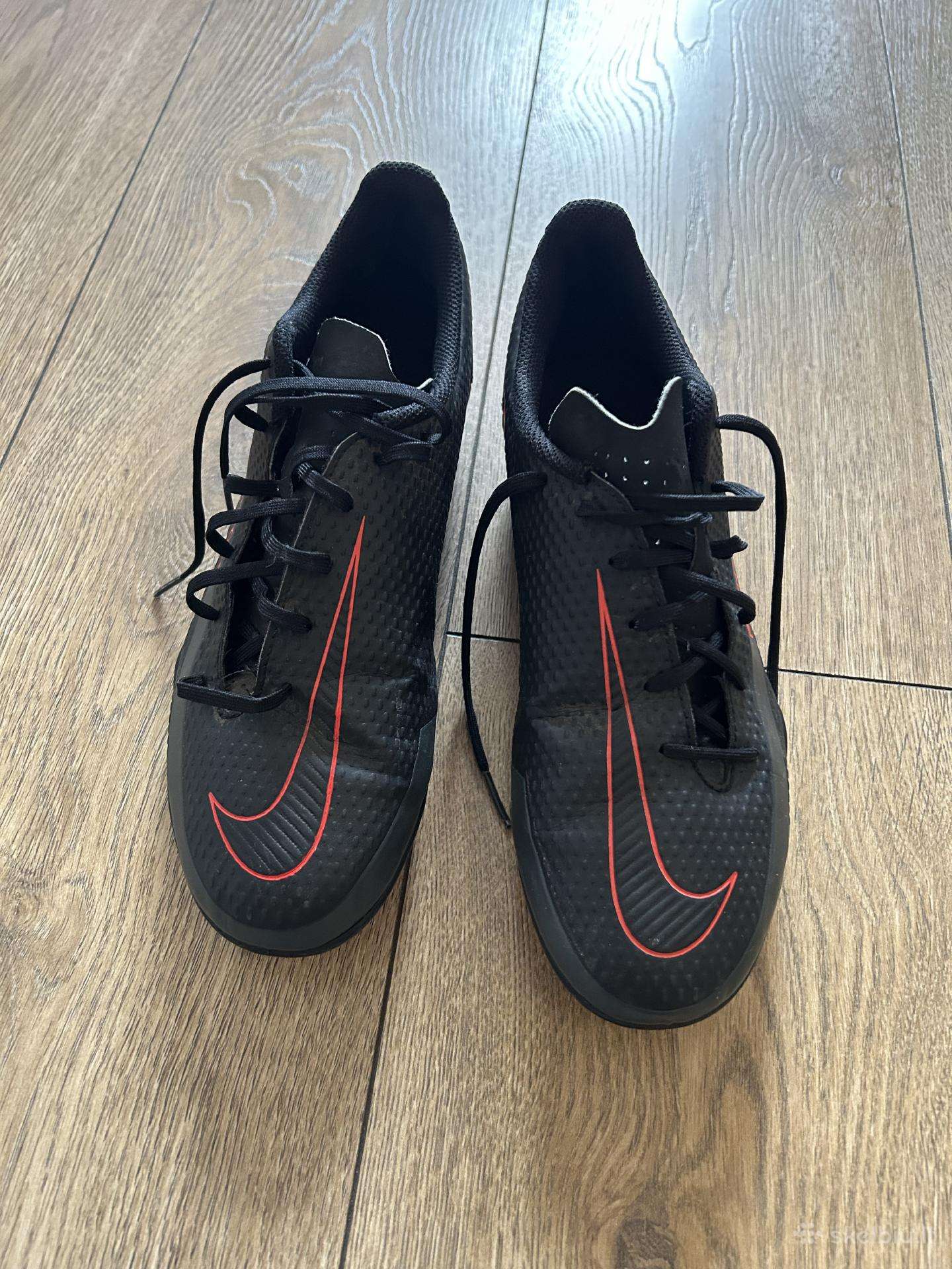 Nike Phantom futbolo barai