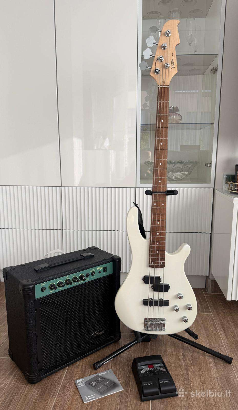 Bosine Gitara Su Priedais