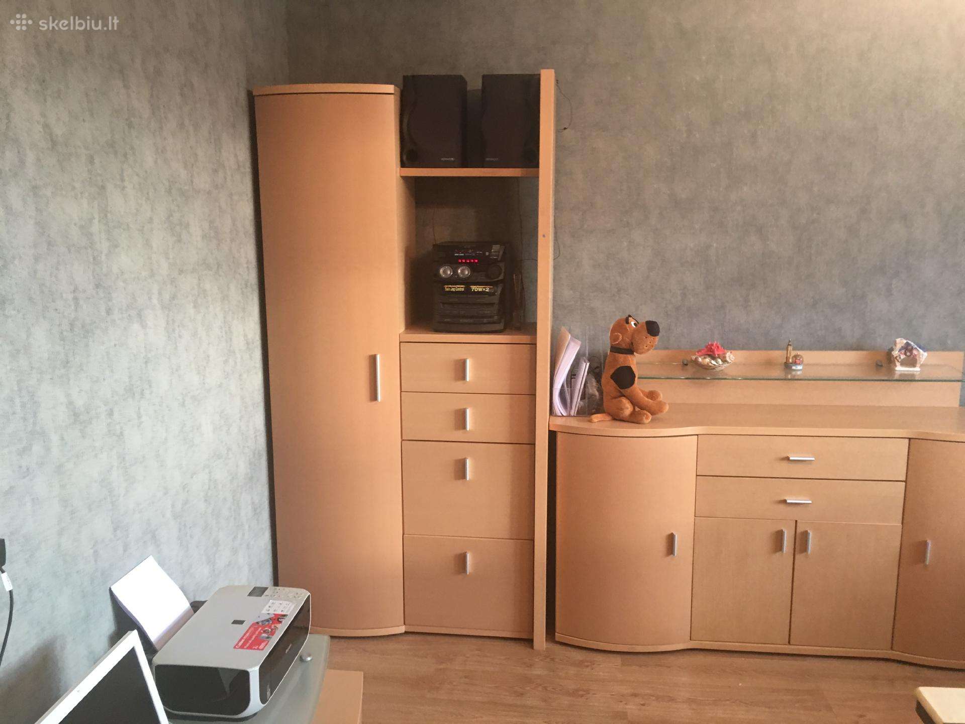 Parduodu svetainės sekcija su komoda bei staliuką