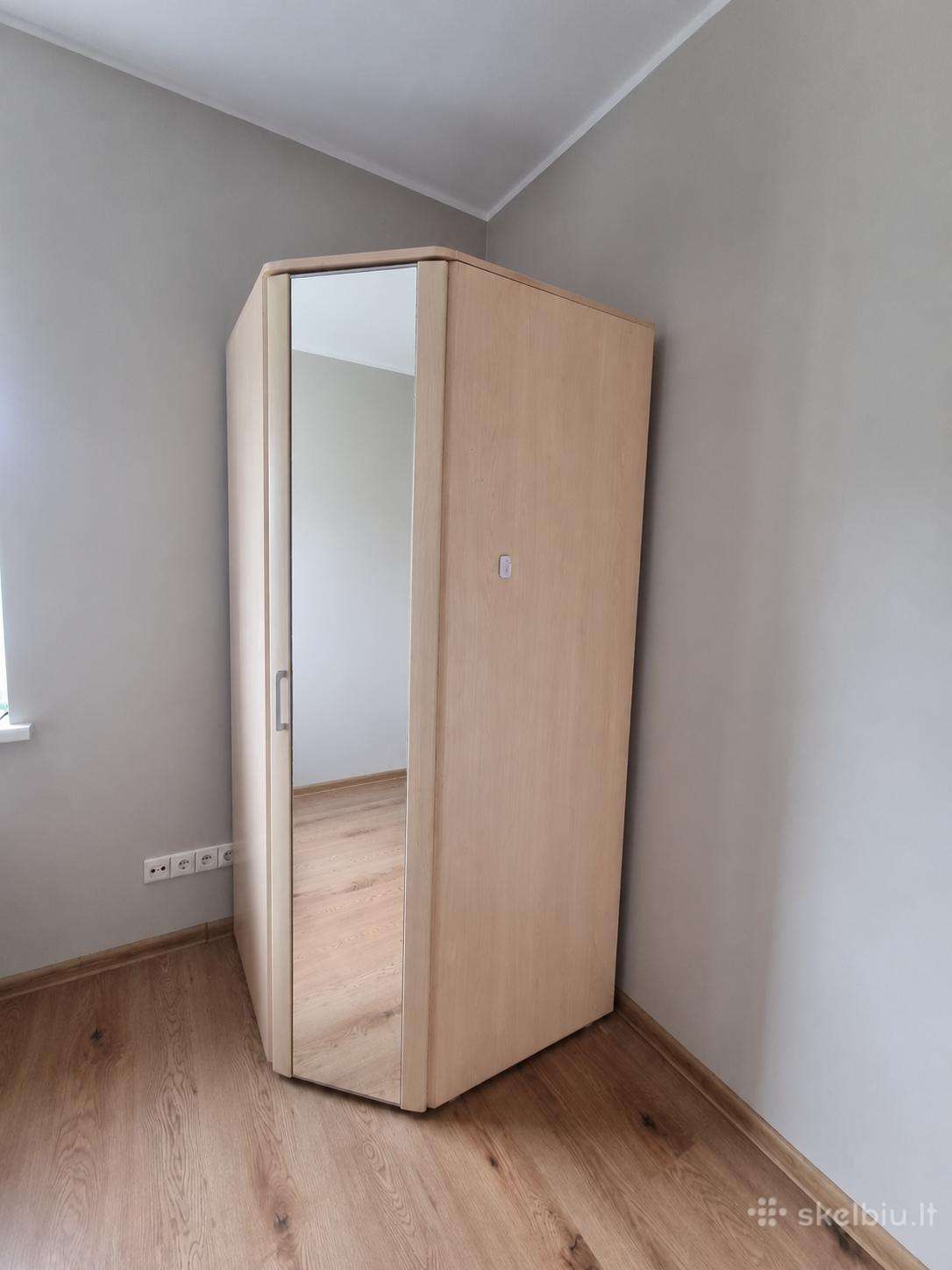 Kampinė spinta su veidrodžiu