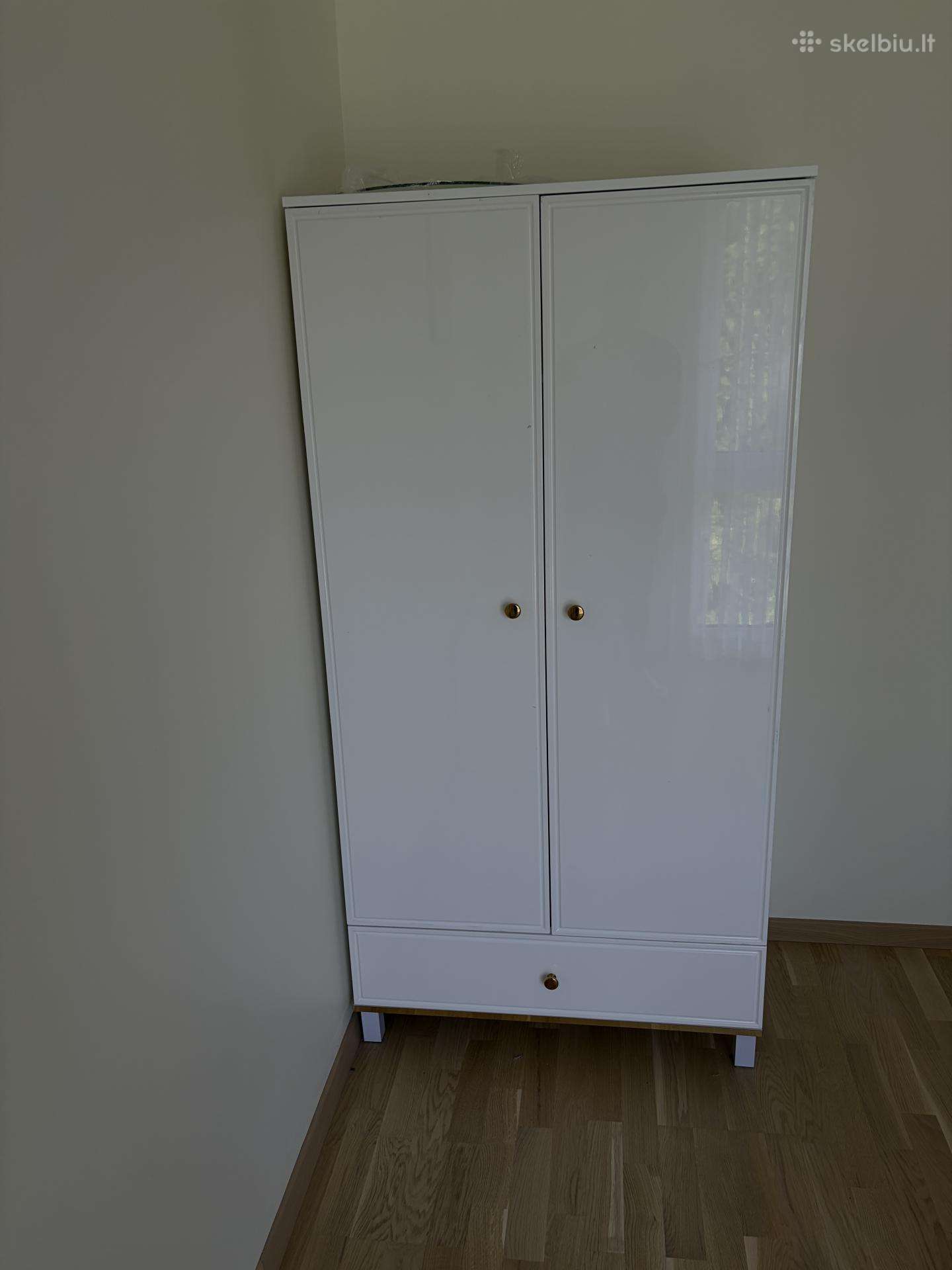 Parduodama drabužių spinta.