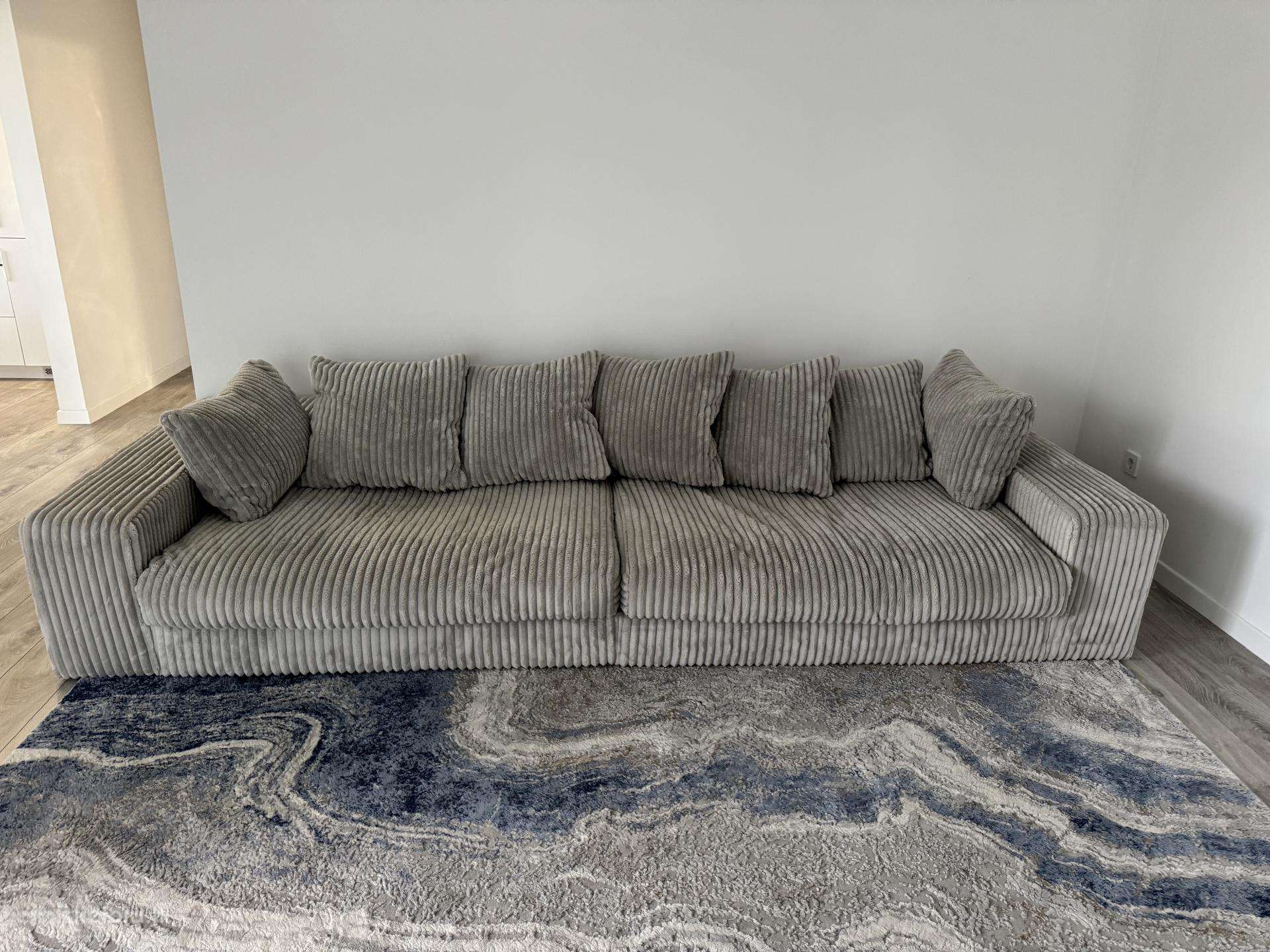 Svetainės pilka minkšta sofa