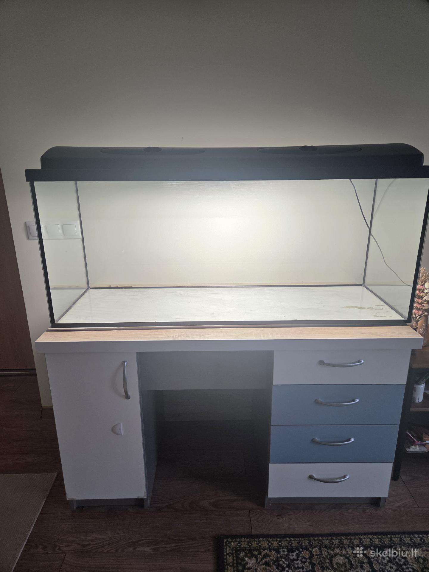 Akvariumas su spintele
