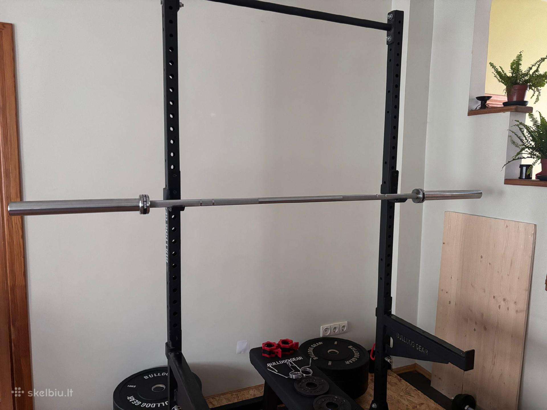 Bulldog Gear stovas + štanga + 107,5 kg svoriai