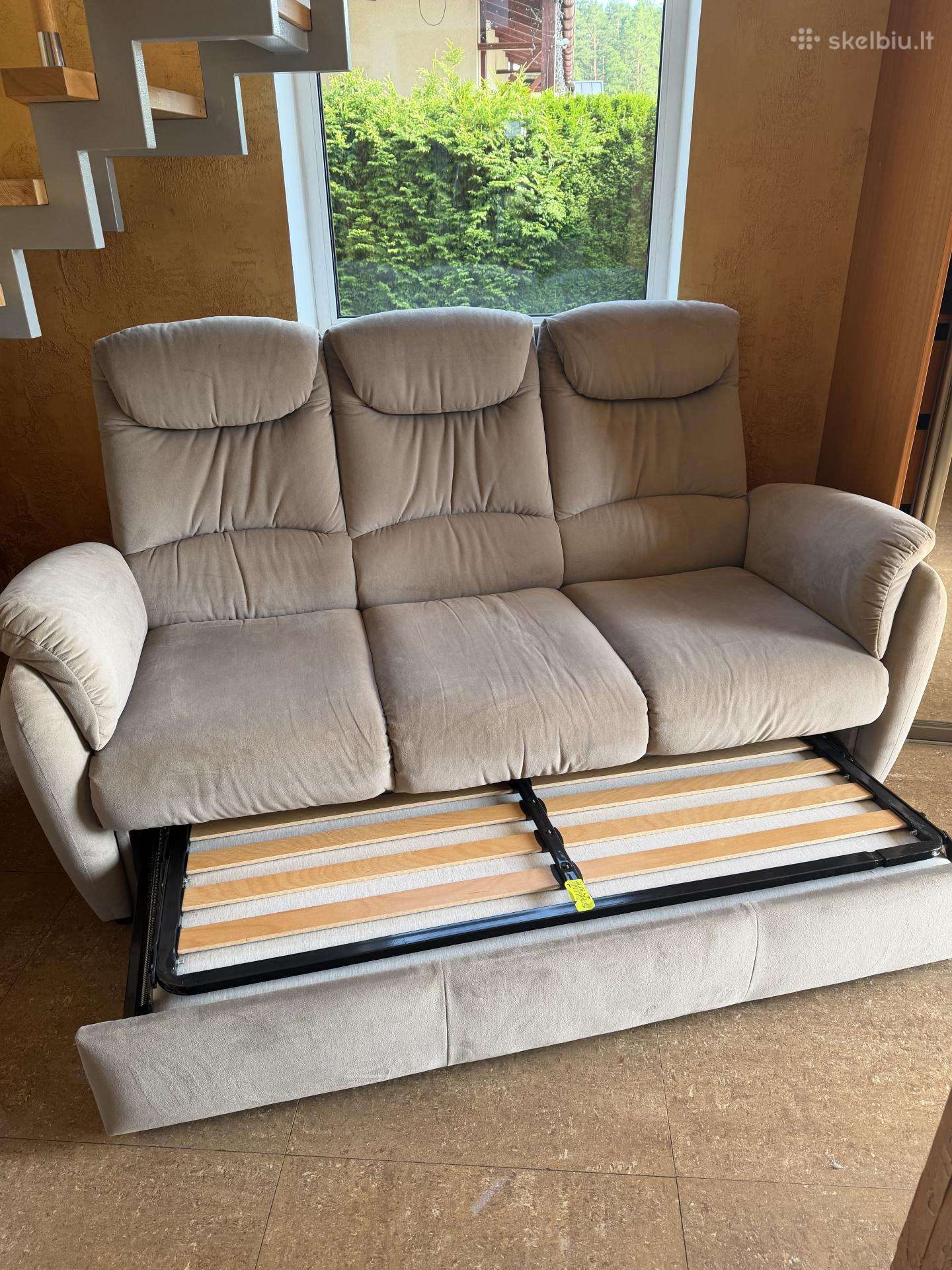 Sviesi sofa su miegamaja funkcija