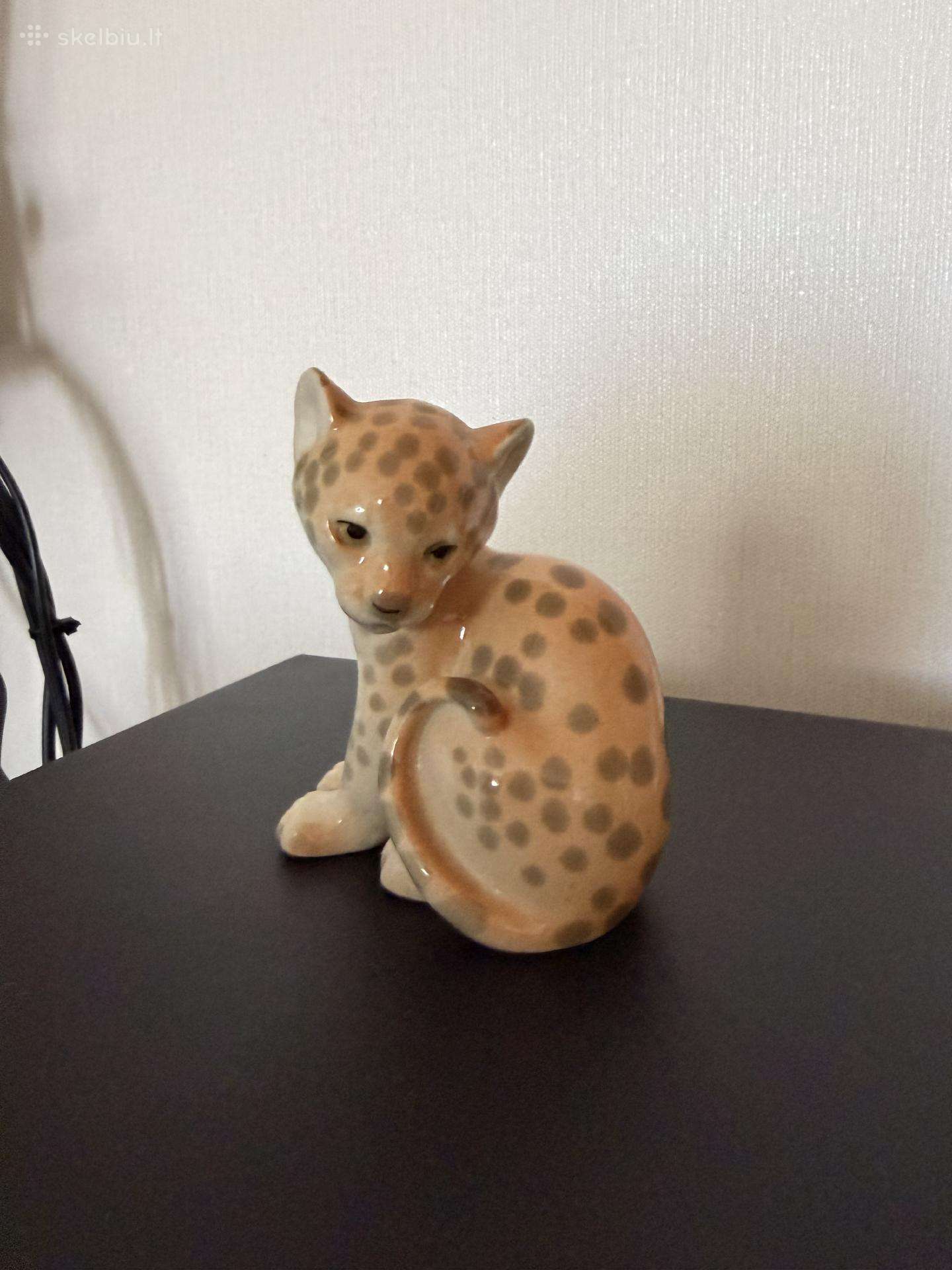 Ssrs laikų porcelianinė leopardo statulėlė.