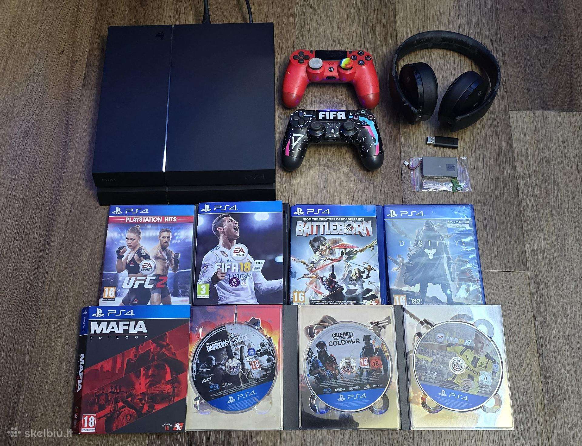 Playstation 4 su daug priedų