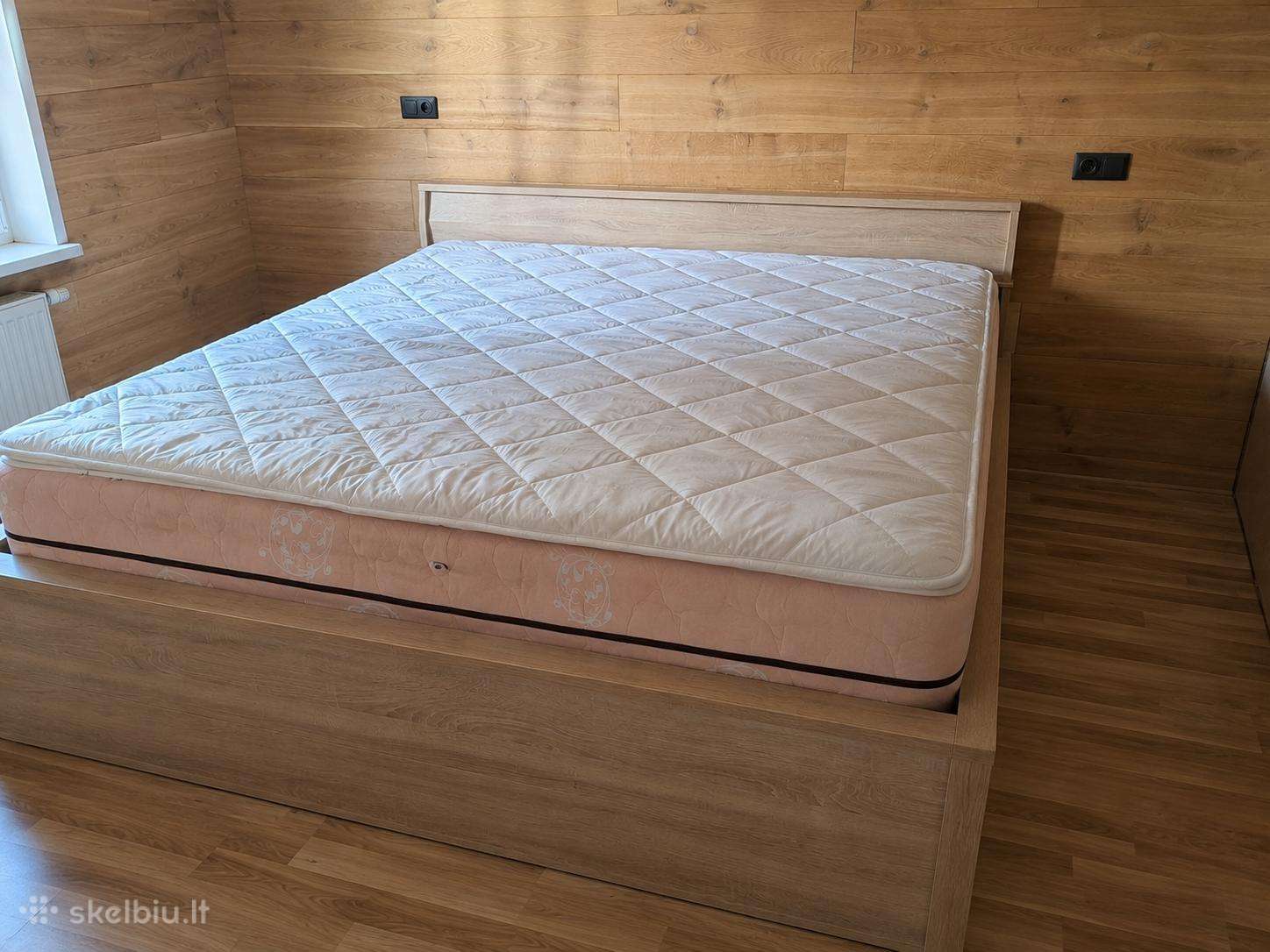 Parduodama lova 200 200 cm su čiužiniais.