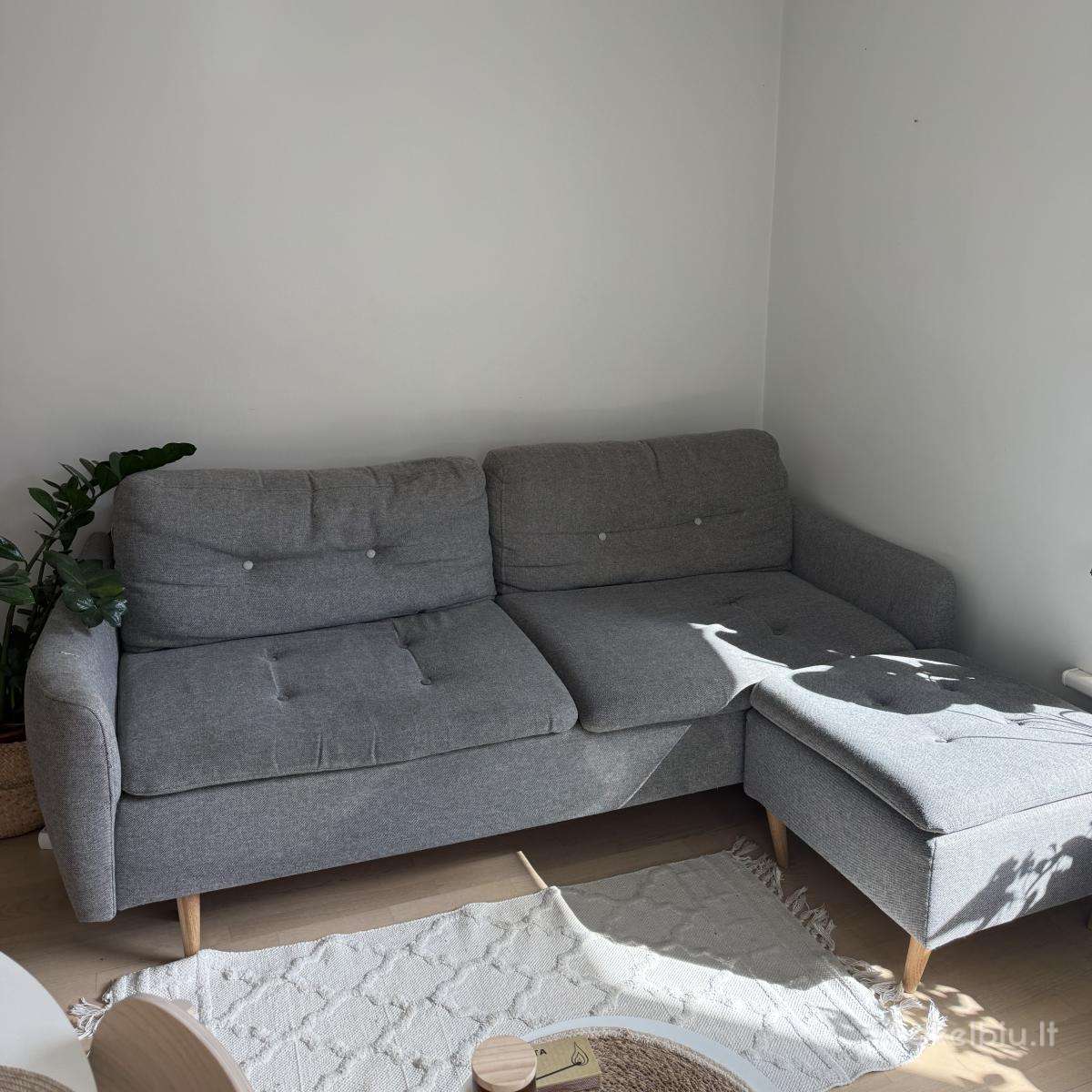 Pilka kampinė sofa