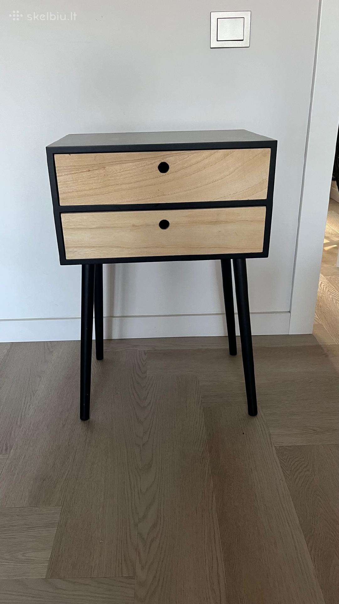 2 spintelės prie lovos