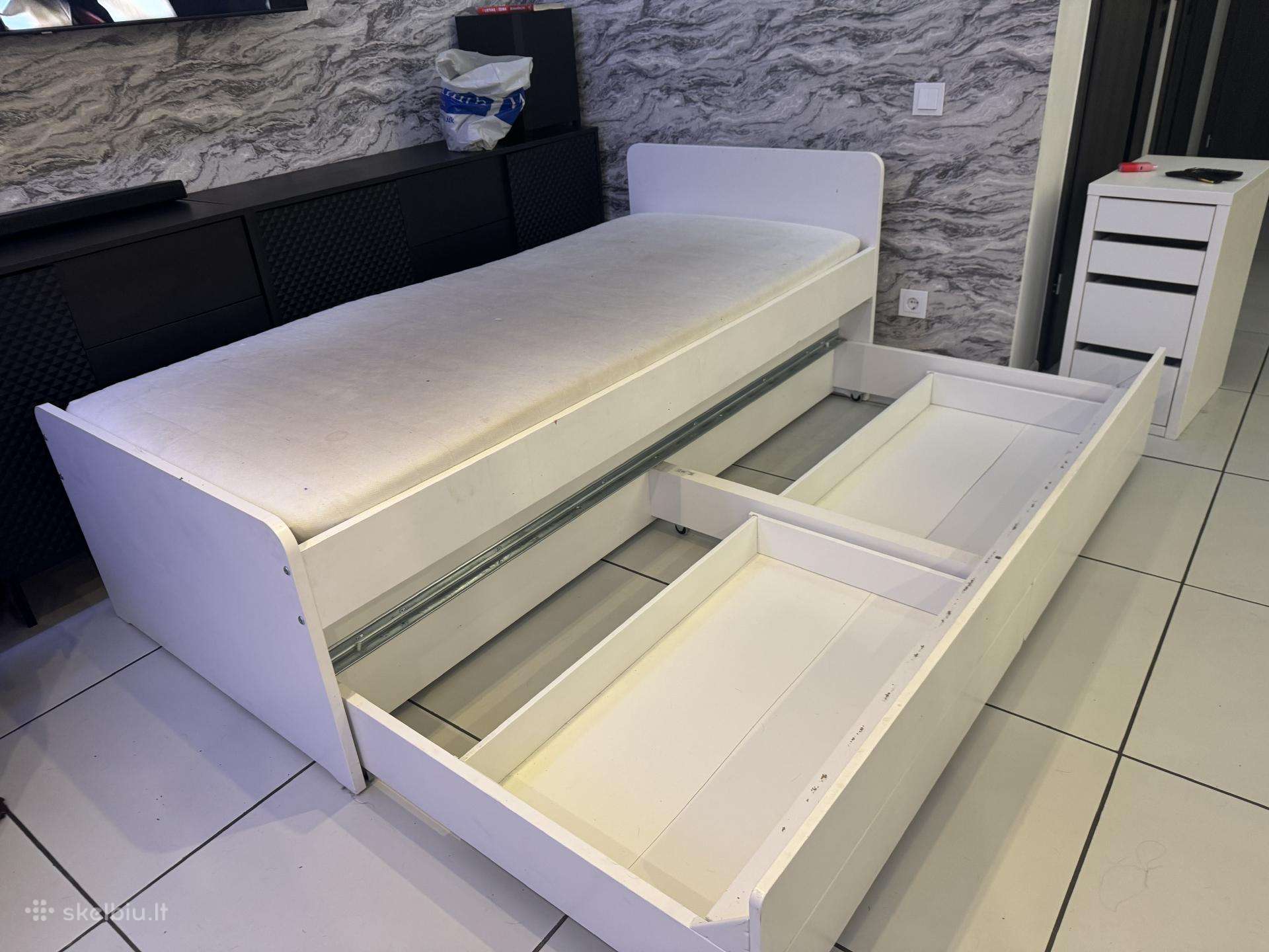 Kušete su 2 stalčiais ir 2 čiuźiniais 90x200