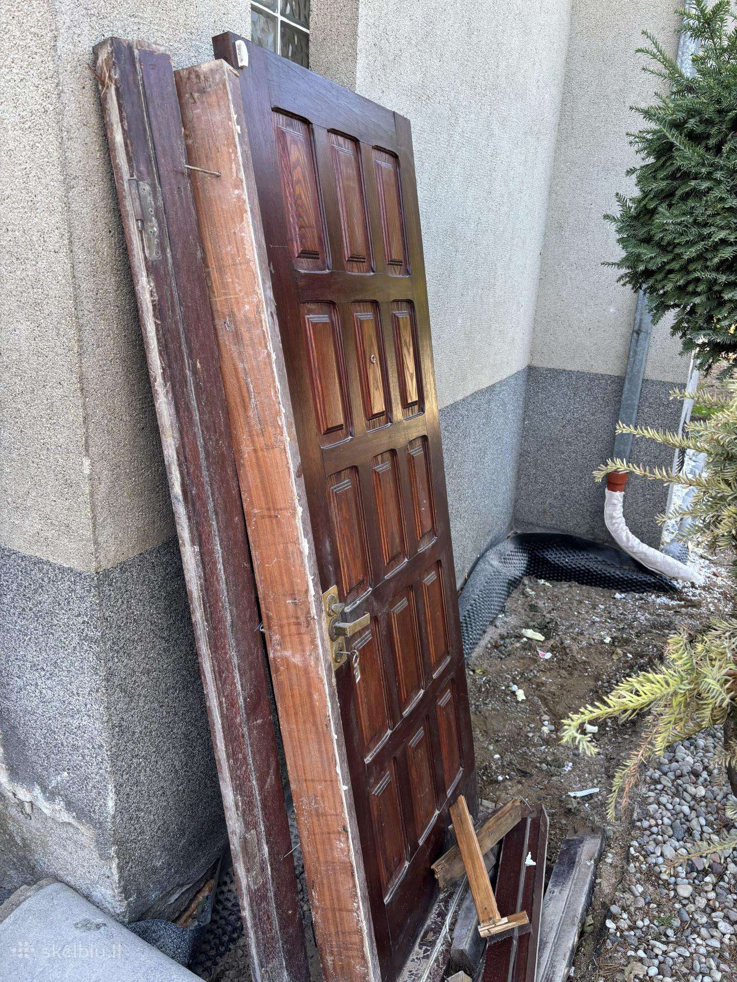 Raudonmedzio durys su stakta