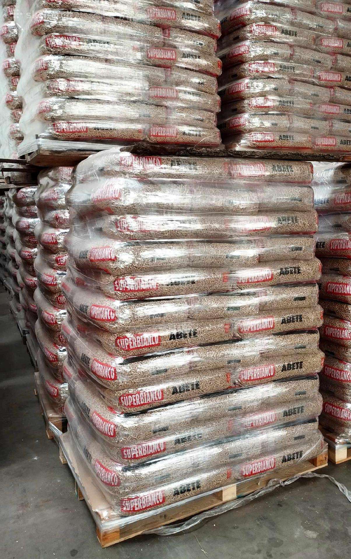 Granulės didmaišiuose ir maišiukuose po15kg.