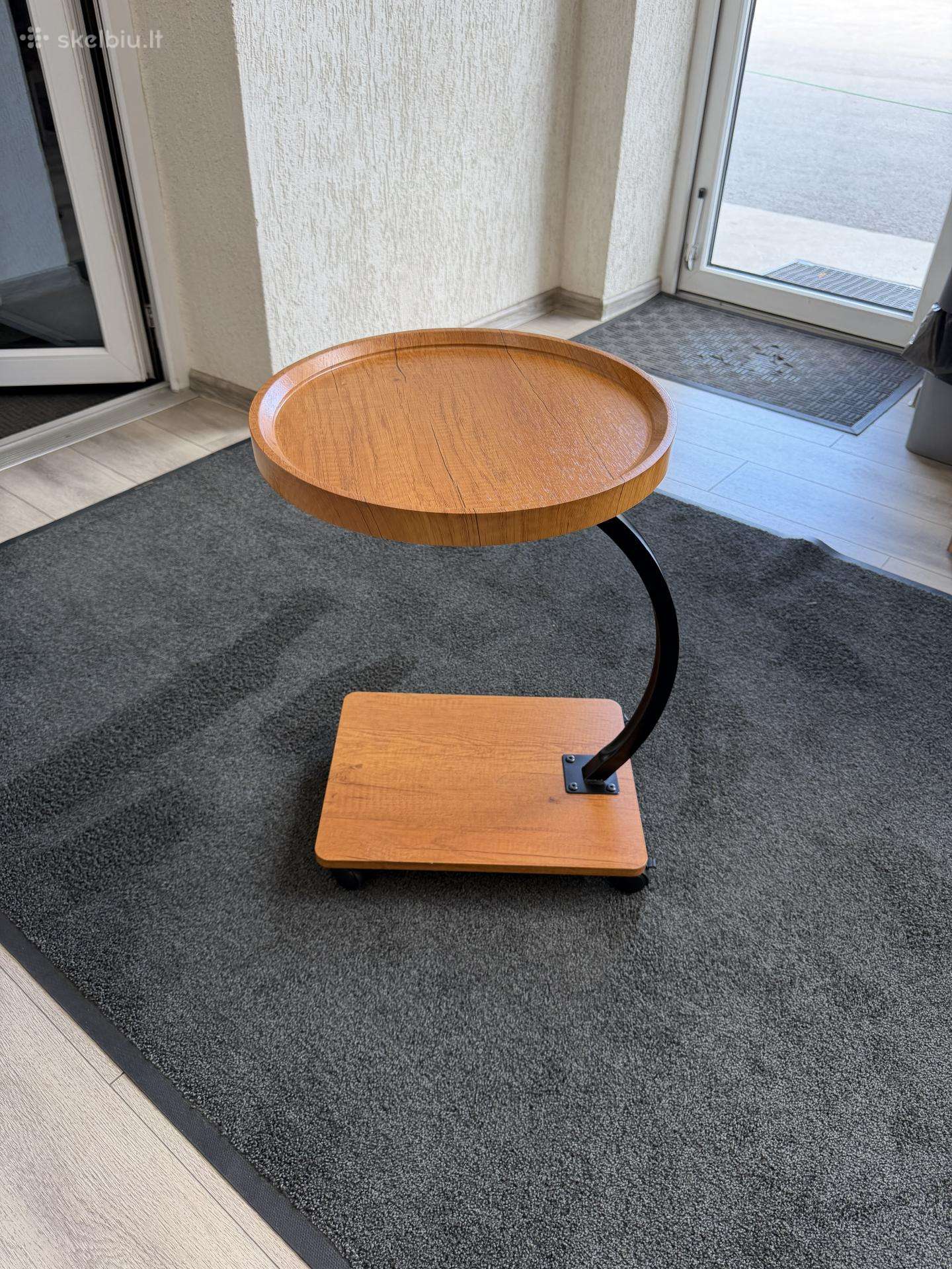 Kavos staliukas ant ratuku 40cm diametro