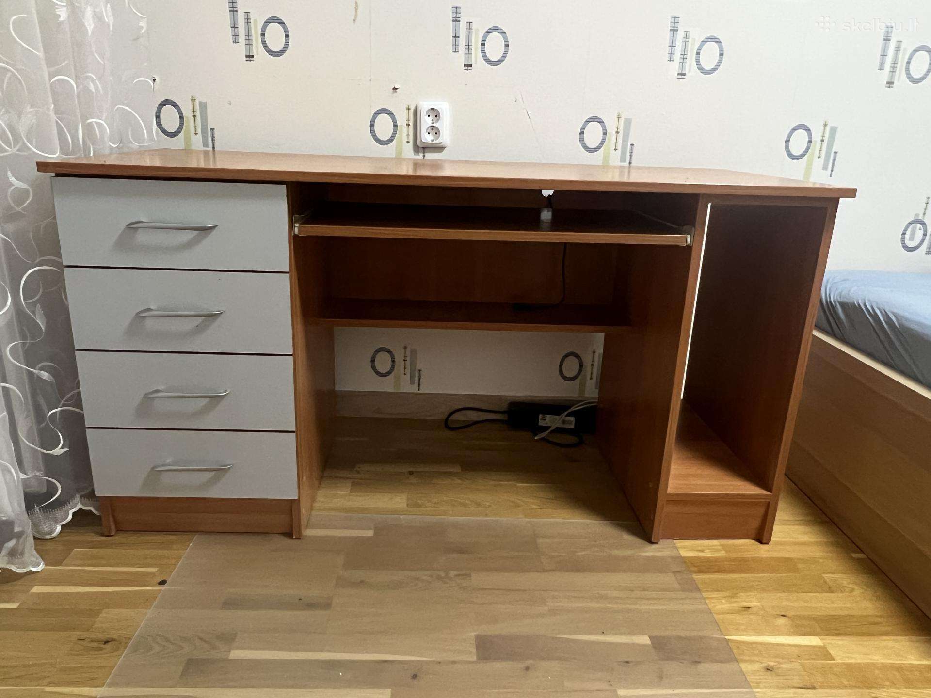 Rašomas stalas